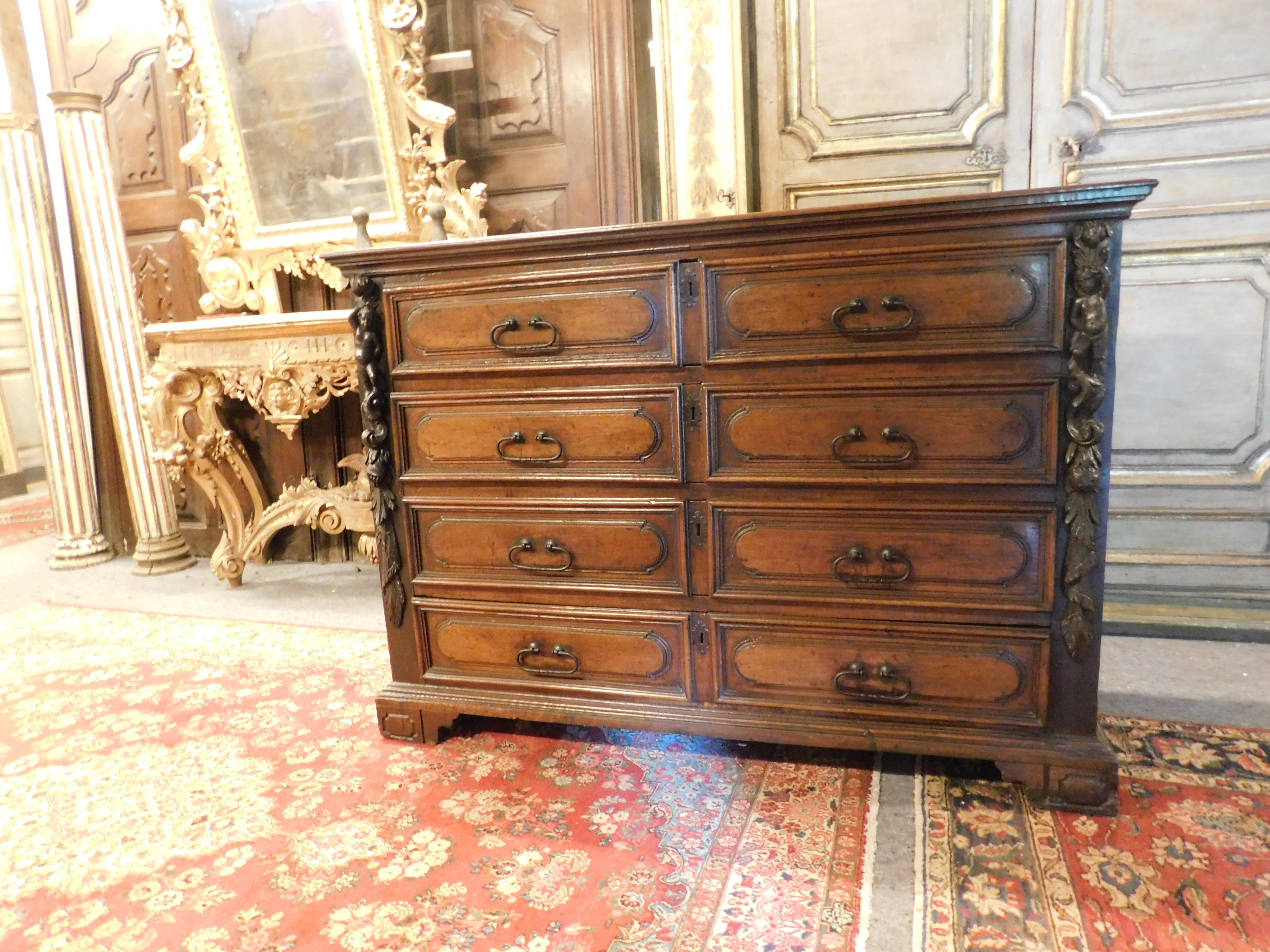 Very old Cantaran or cabinet with drawers, 4 in all with eyelets of locks, in Italian walnut with beautiful sculptures of bambocc (children angels), produced completely by hand in the 1600 in Italy. An important piece of antiques that will give