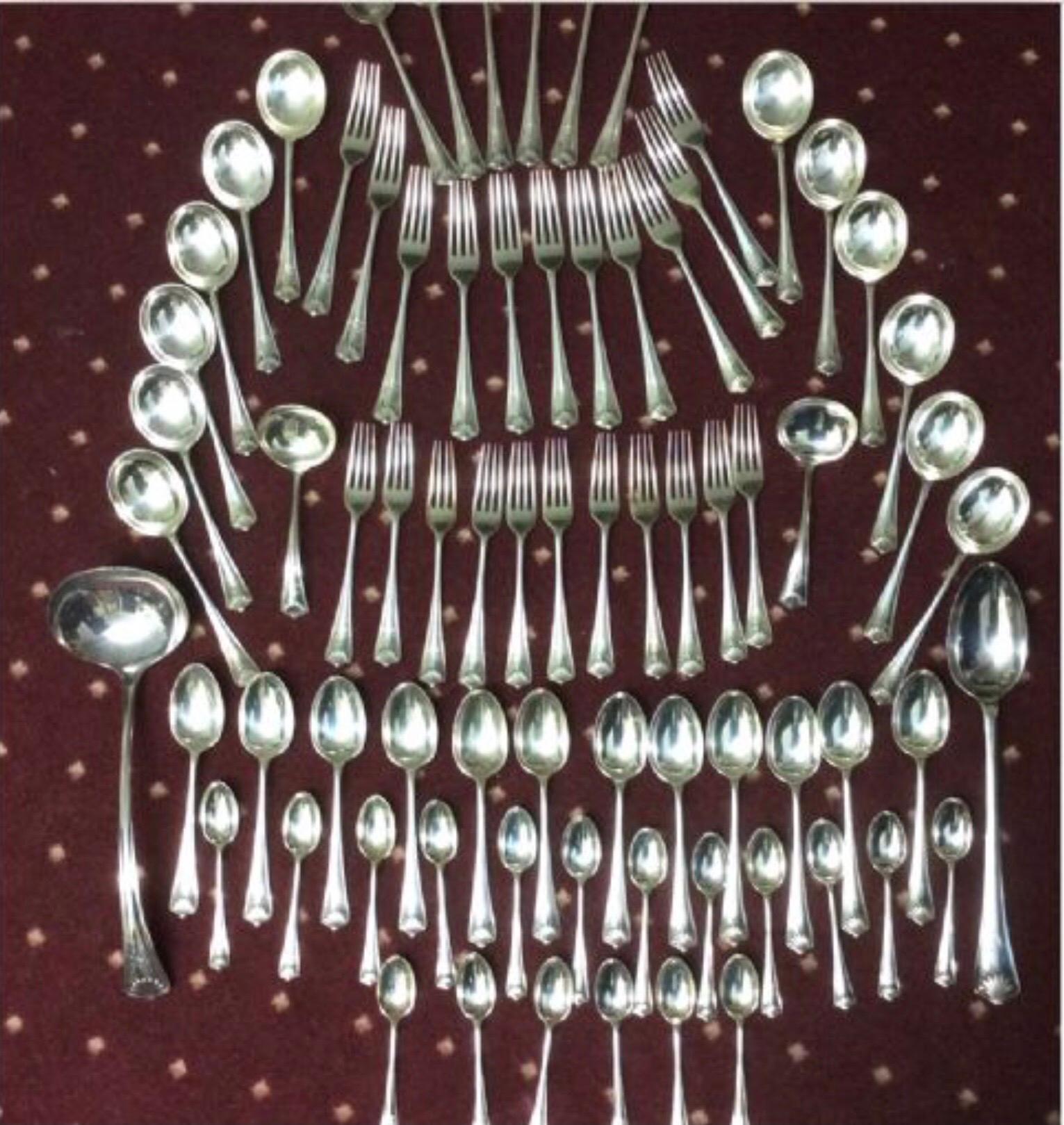 Fabulous Antique 12 setting canteen of solid silver cutlery set in a mahogany fitted table, Sheffield 1926.
The pieces of this exceptional antique sterling silver flatware set have been crafted in the Shell pattern by renowned firm Atkin Bros-