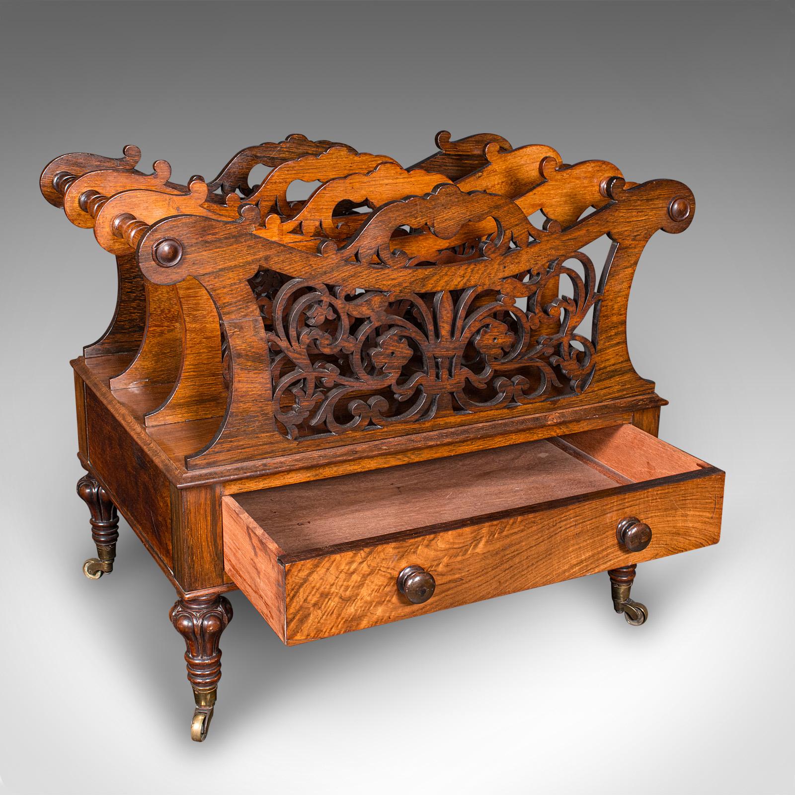 Dies ist ein antiker Canterbury. Ein englischer, dreigeteilter Magazinträger aus Palisanderholz, aus der Zeit Wilhelms IV., um 1835. Ein visuell auffallendes Beispiel feiner Handwerkskunst, das sich durch hervorragende Proportionen und dekorative