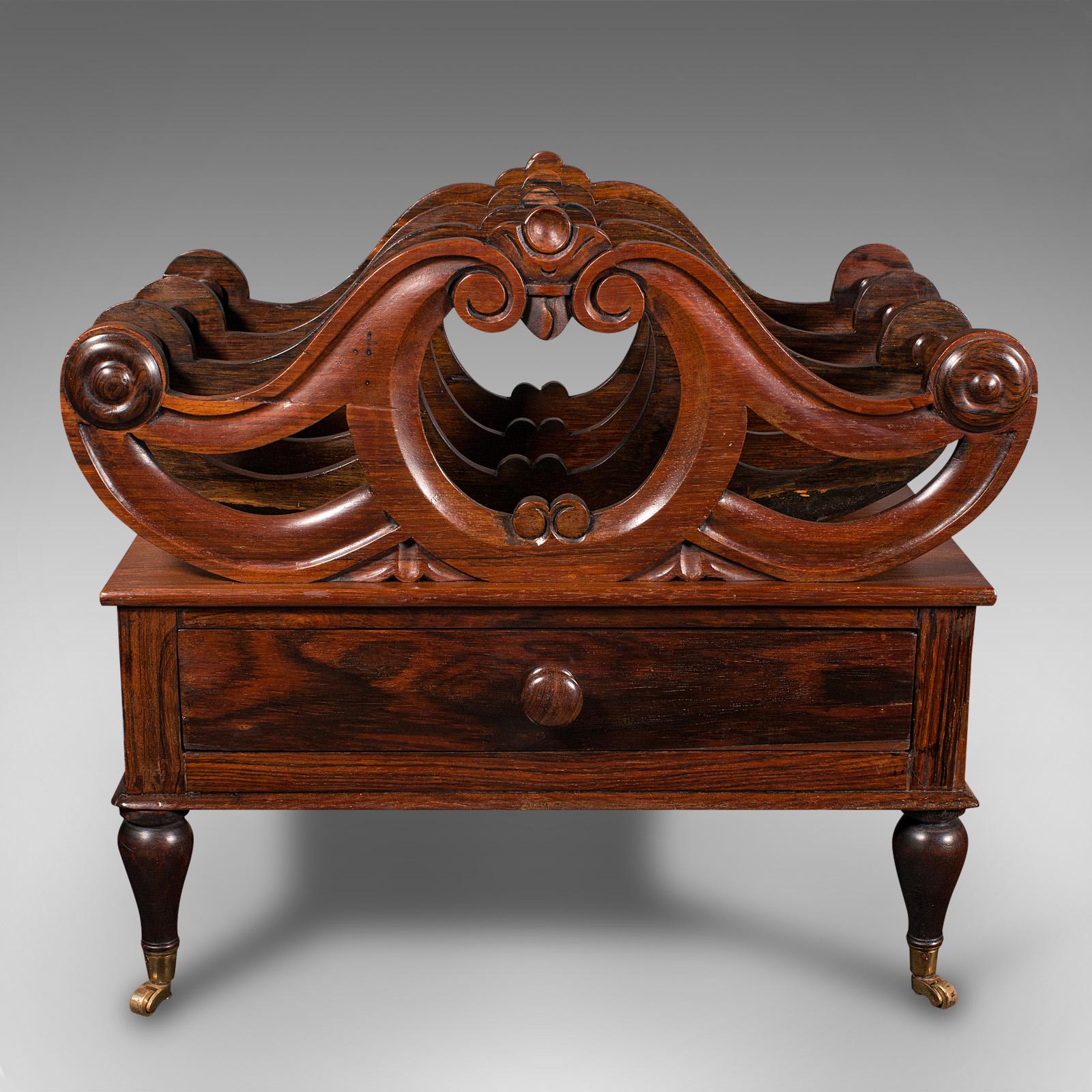 Il s'agit d'un support Canterbury antique. Porte-revues ou porte-journaux anglais en bois de rose à trois sections, datant de la période Regency, vers 1820.

Un travail artisanal remarquable, idéal pour le salon ou le jardin d'hiver.
Présentant