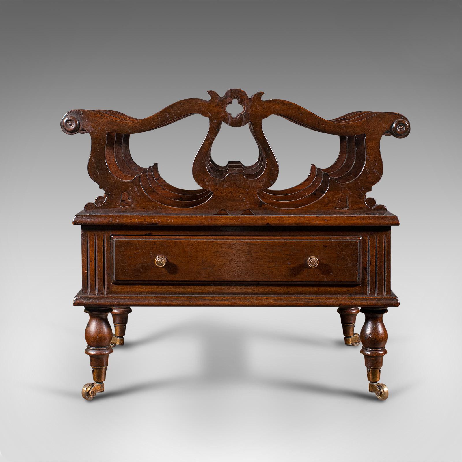 Il s'agit d'un support Canterbury antique. Porte-revues ou porte-journaux anglais en acajou à trois sections, datant de la période victorienne, vers 1900.

Un artisanat exubérant, idéal pour le salon ou le jardin d'hiver
Présente une patine
