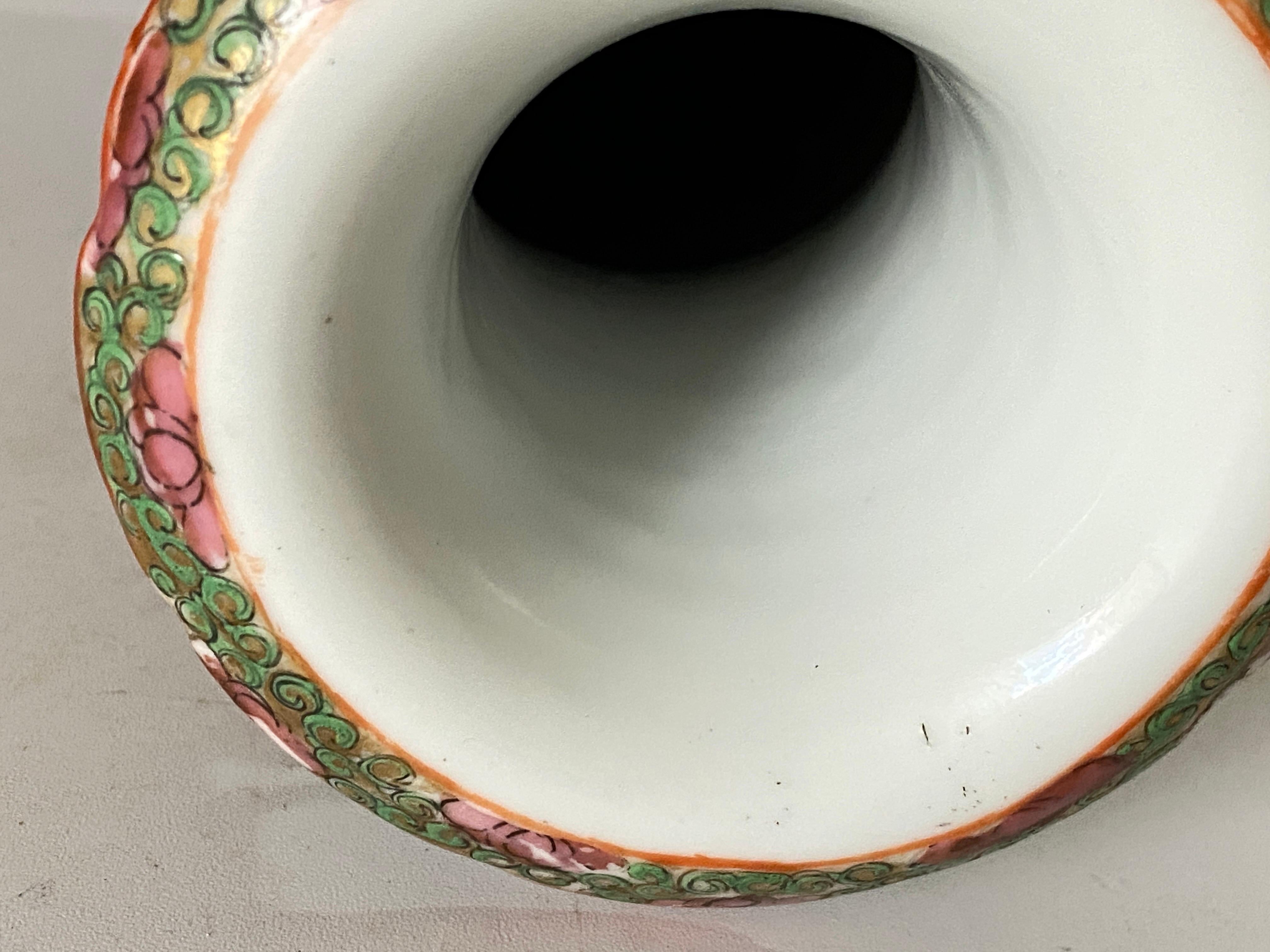 Vase ancien en porcelaine 