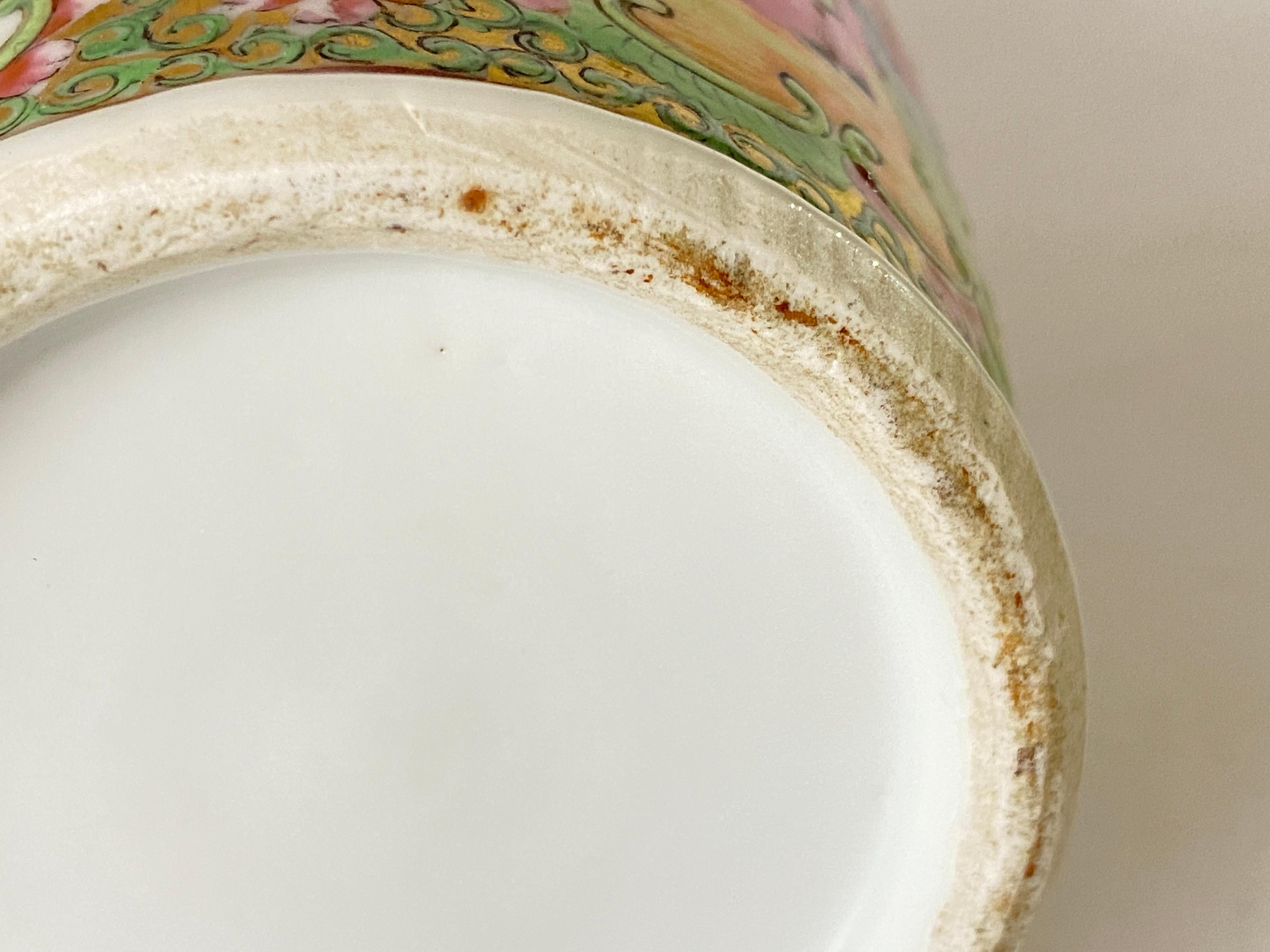 Exportation chinoise Vase antique en porcelaine de Canton 'Famille Rose', non signé, Chine, 19ème siècle en vente