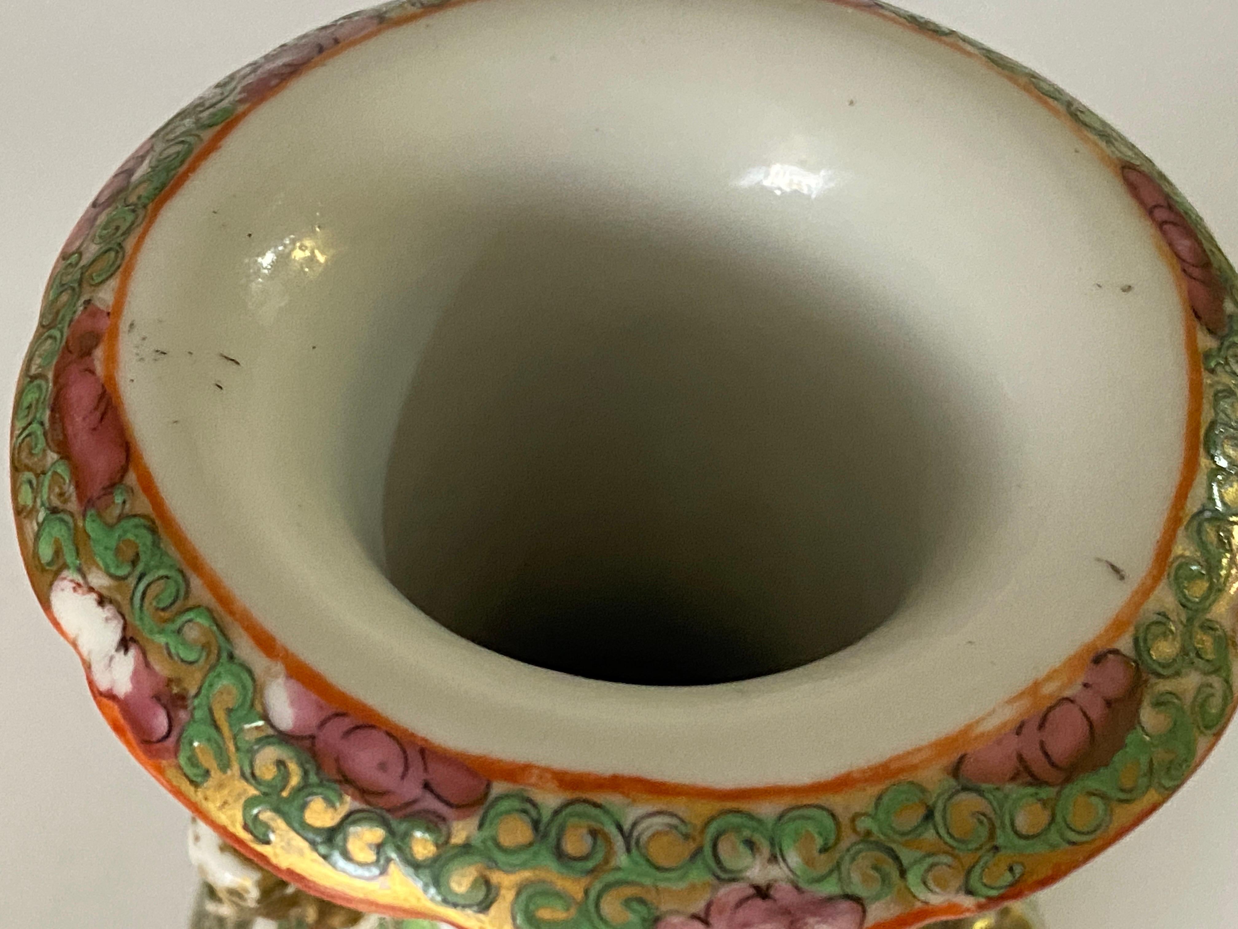 Peint à la main Vase antique en porcelaine de Canton 'Famille Rose', non signé, Chine, 19ème siècle en vente