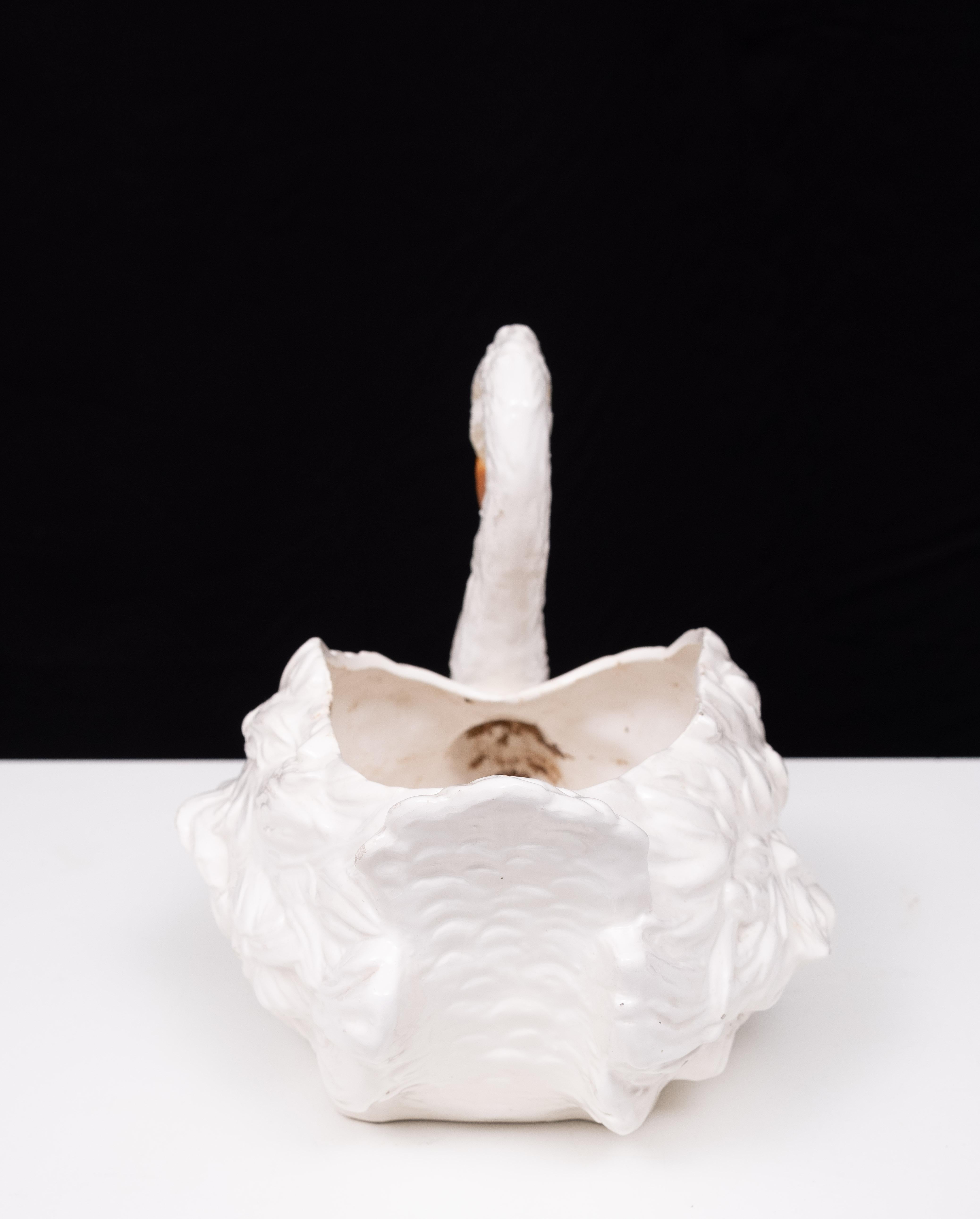 Very nice Swan jardiniere . Capodimonte  Ceramic italy .
normal wear and tear . Beautiful piece .  signed .