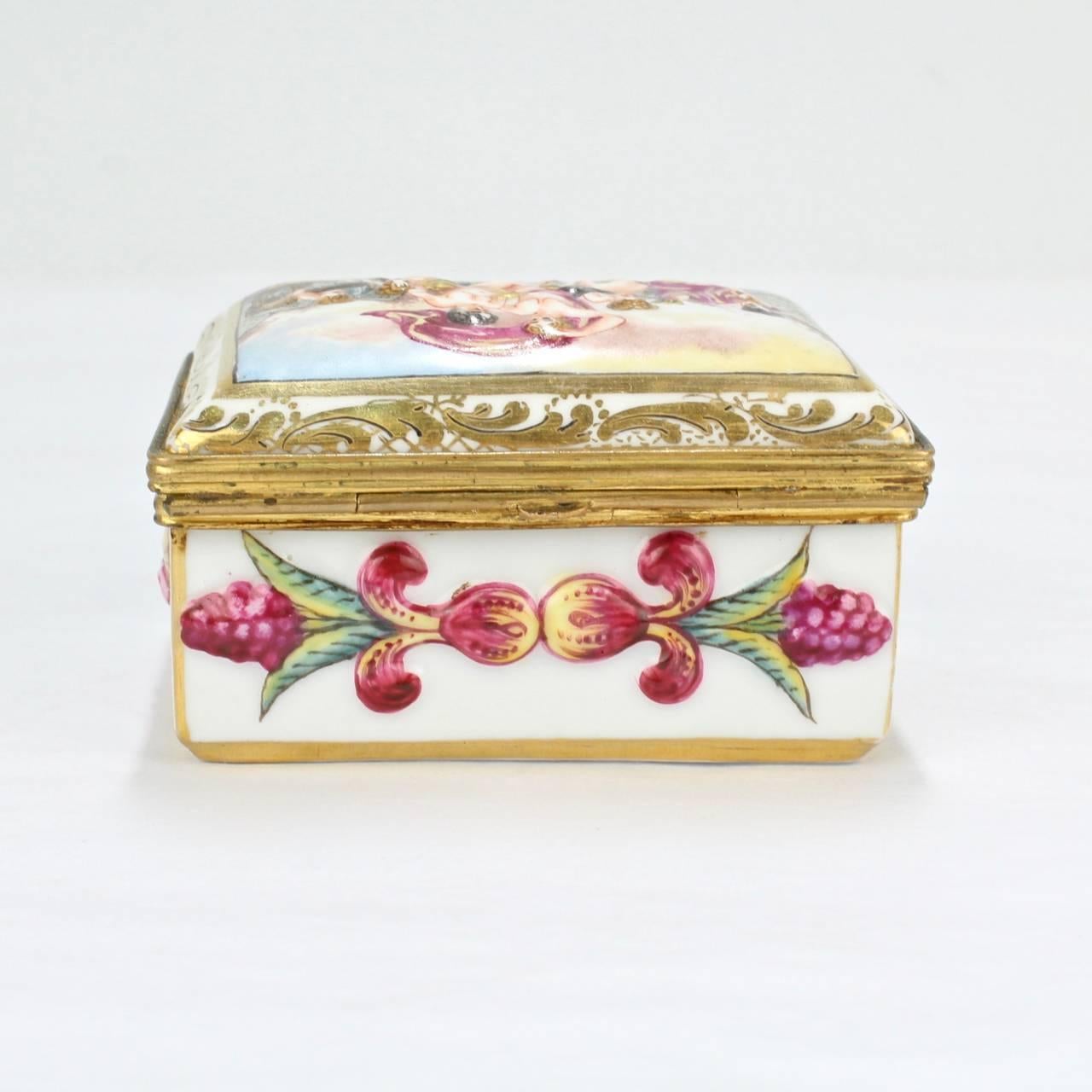 Antique Capodimonte Porcelain Table Snuff or Dresser Box In Good Condition For Sale In Philadelphia, PA