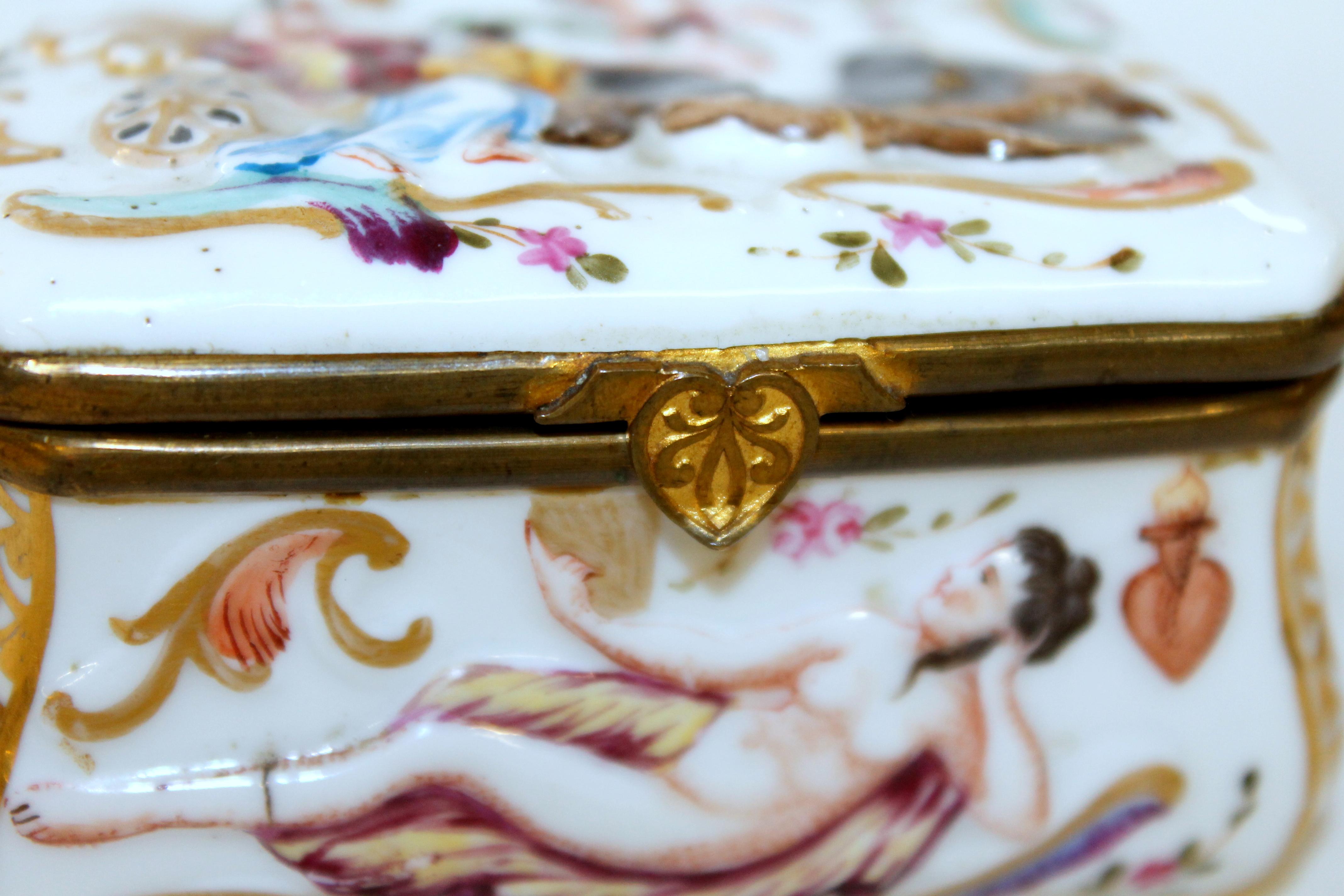 Antique Capodimonte-Type Hand Painted Bas Relief Hinged Box For Sale 3