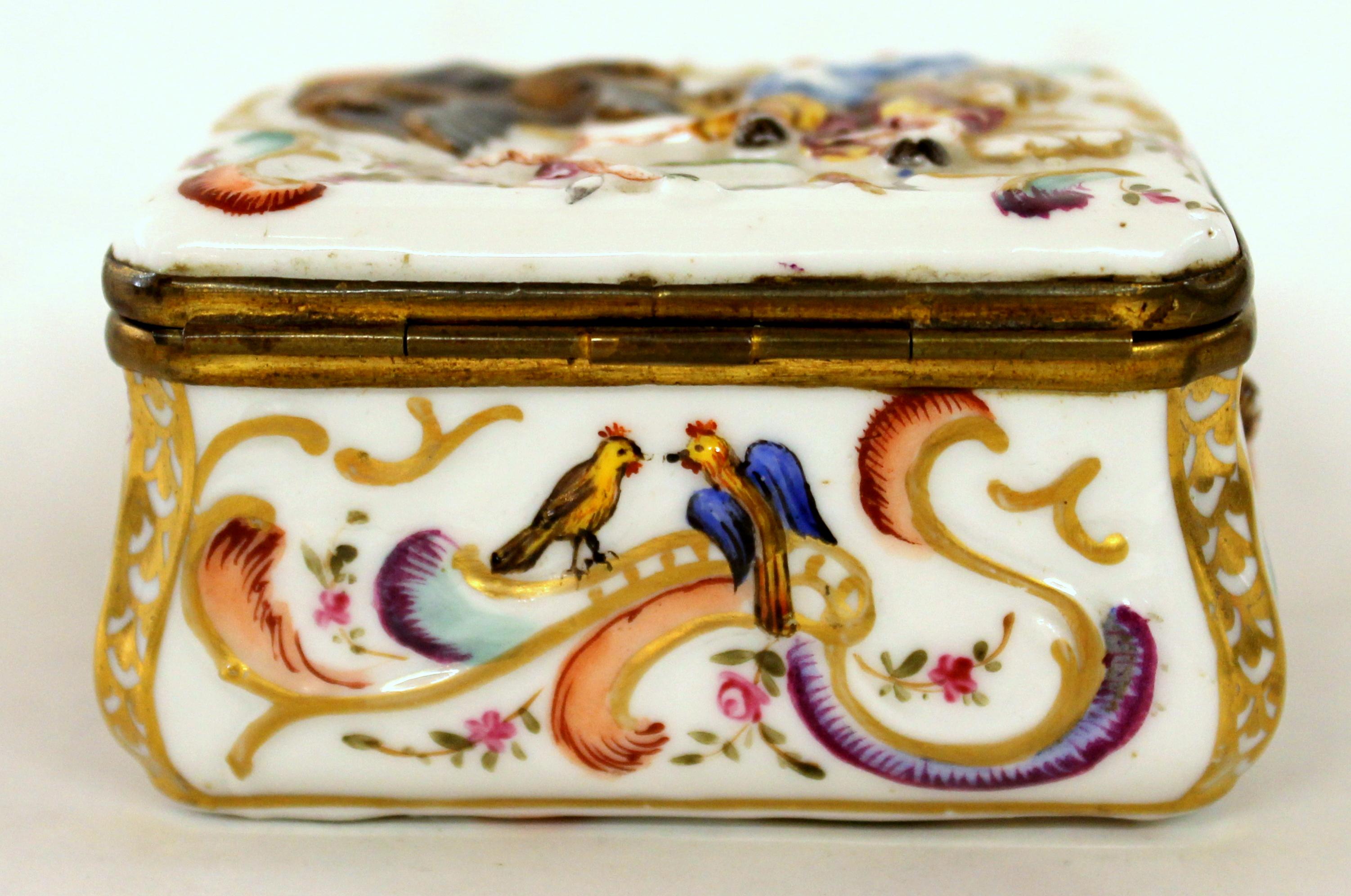 Antique Capodimonte-Type Hand Painted Bas Relief Hinged Box In Good Condition For Sale In Charleston, SC