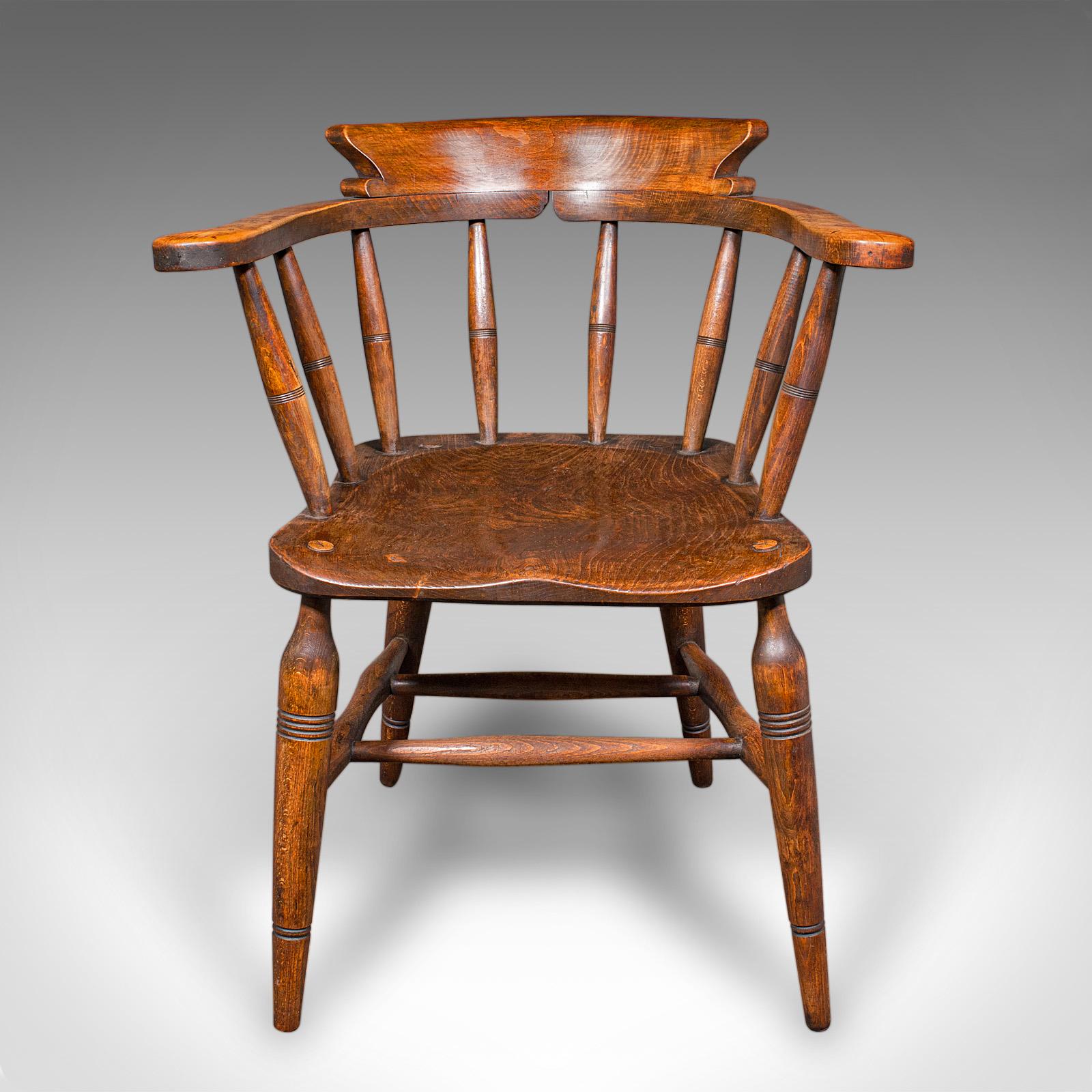 Dies ist ein antiker Kapitänsstuhl. Ein englischer Büro- oder Salonsessel aus Buche und Ulme aus der spätviktorianischen Zeit um 1900. Ein attraktives und komfortables Beispiel mit Landhauscharakter und zeitloser Ausstrahlung.

Eleganter