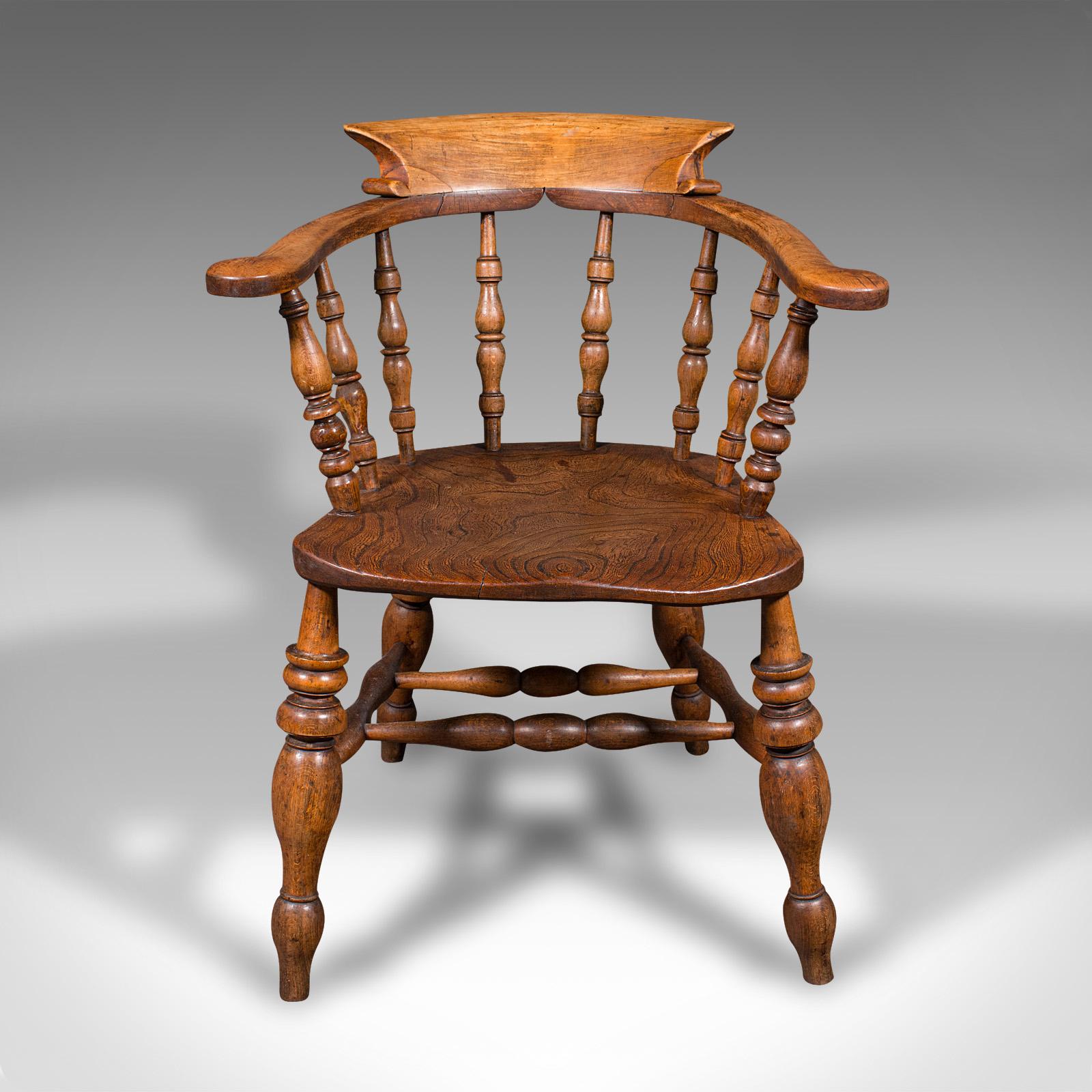 
Il s'agit d'une chaise de capitaine ancienne. Un siège de fumeur en orme et en hêtre, datant du milieu de la période victorienne, vers 1860.

Superbe attrait de la maison de campagne grâce à la forme classique de l'arc.
Présente une patine