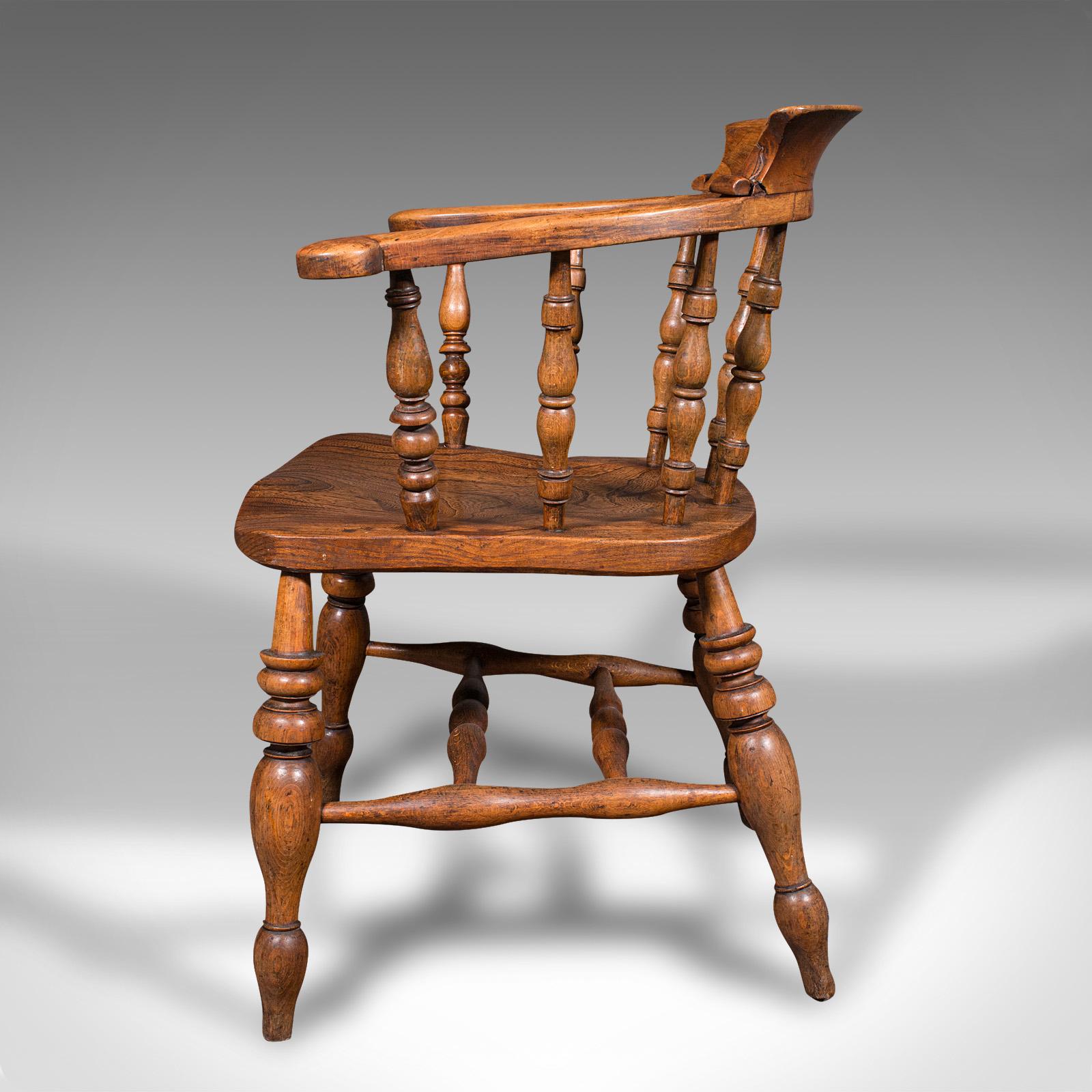 Ancienne chaise de capitaine victorienne anglaise, en orme, hêtre, nœud de fumeur, assise arquée Bon état - En vente à Hele, Devon, GB