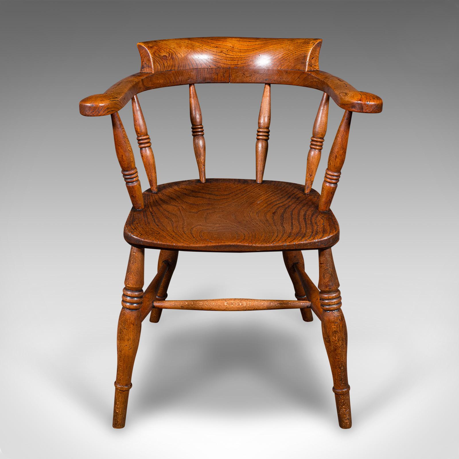 
Dies ist ein antiker Schreibtischstuhl für einen Kapitän. Ein englischer Raucherbügel oder Ellbogensitz aus Ulme und Buche aus der späten viktorianischen Zeit um 1880.

Klassische Bogenform, ideal zur Kombination mit einem Korrespondenztisch
Mit