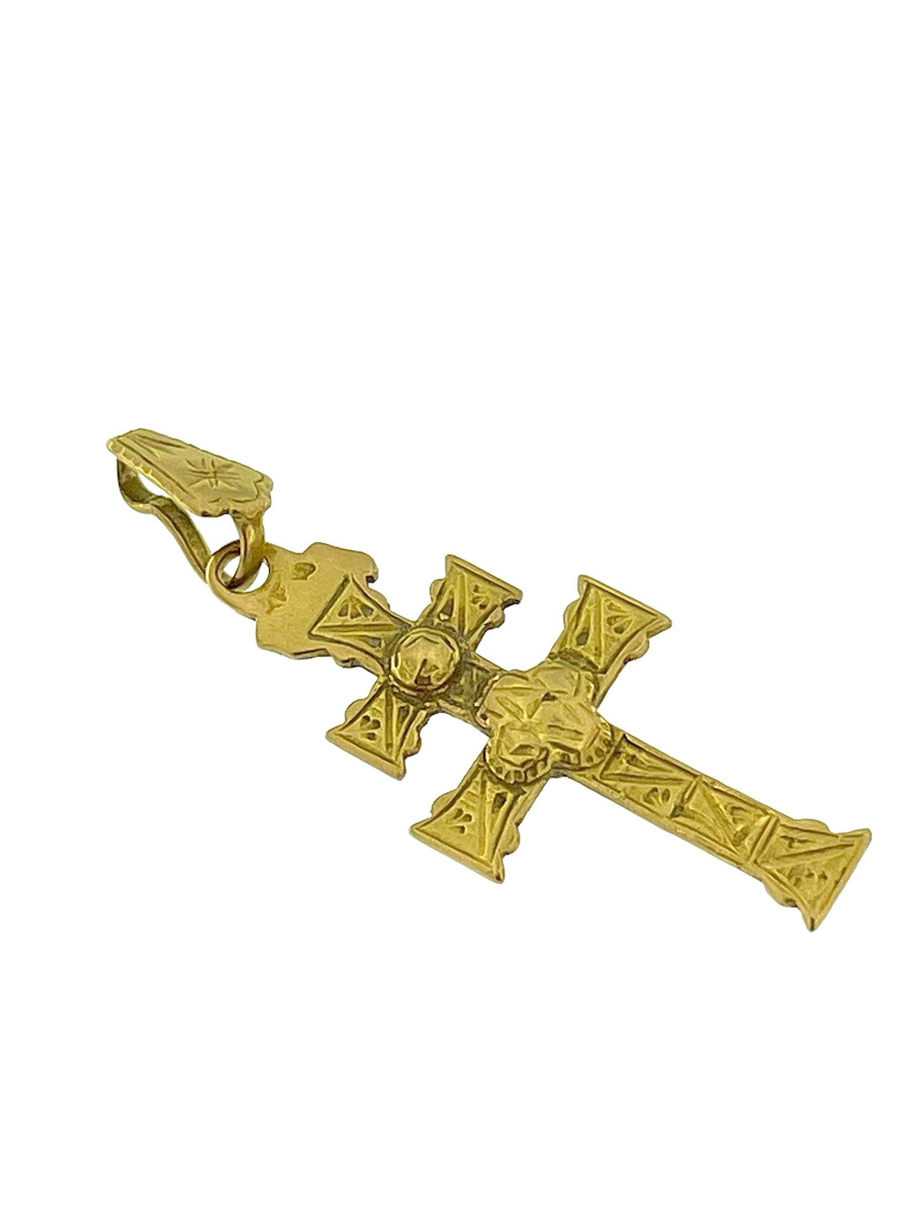 Artisan Croix ancienne de Caravaca en or jaune 18 carats en vente