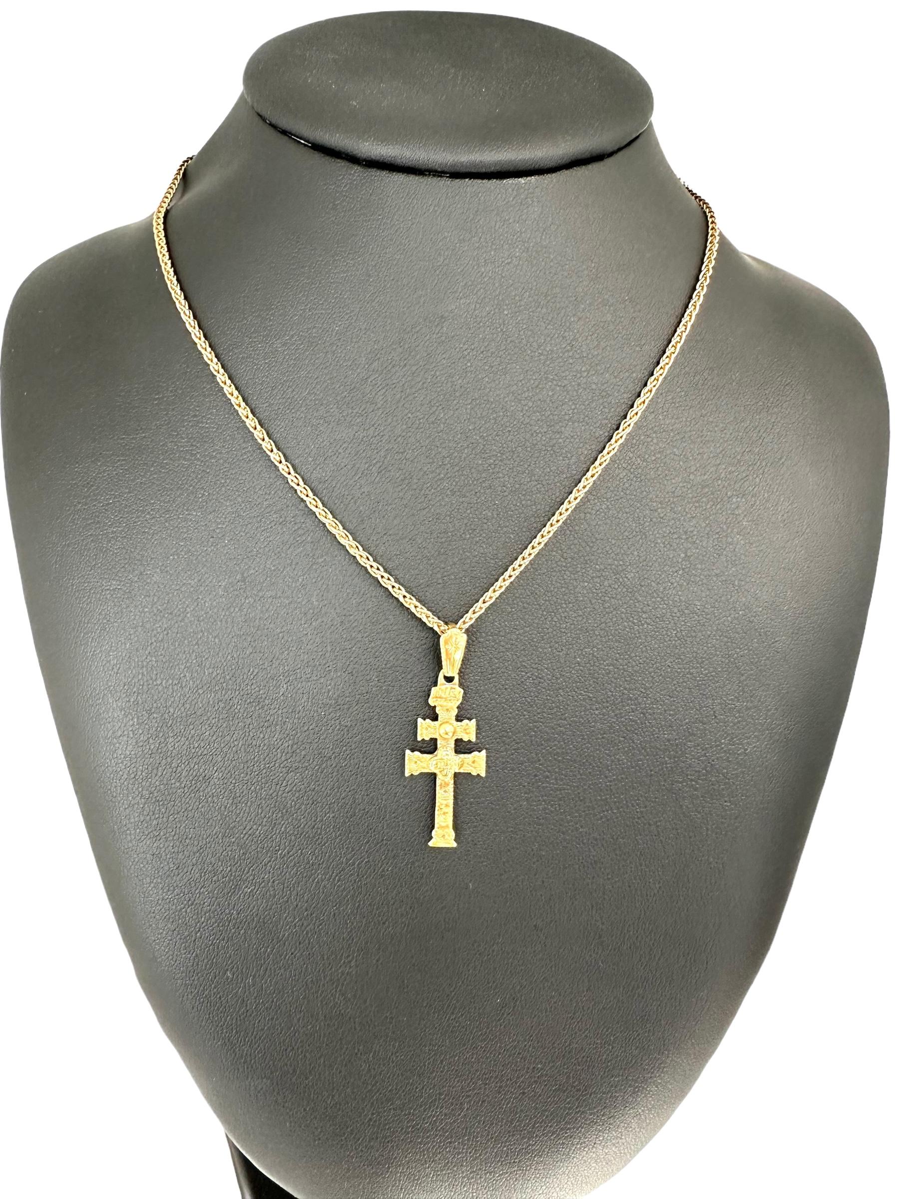 Croix ancienne de Caravaca en or jaune 18 carats Unisexe en vente