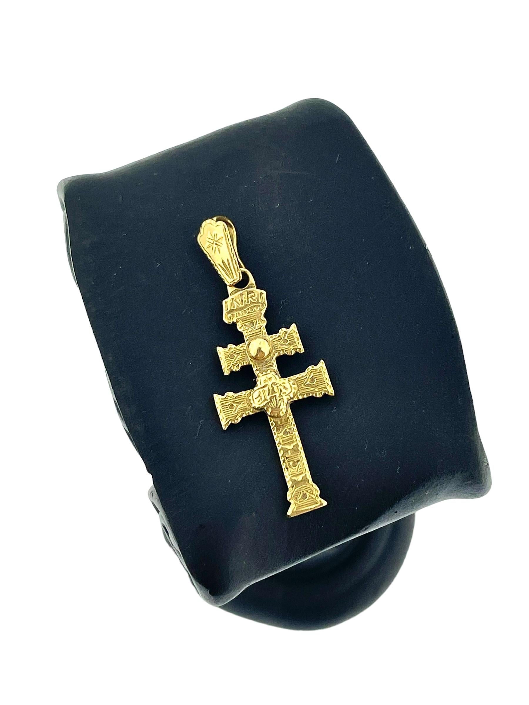 Croix ancienne de Caravaca en or jaune 18 carats en vente 1