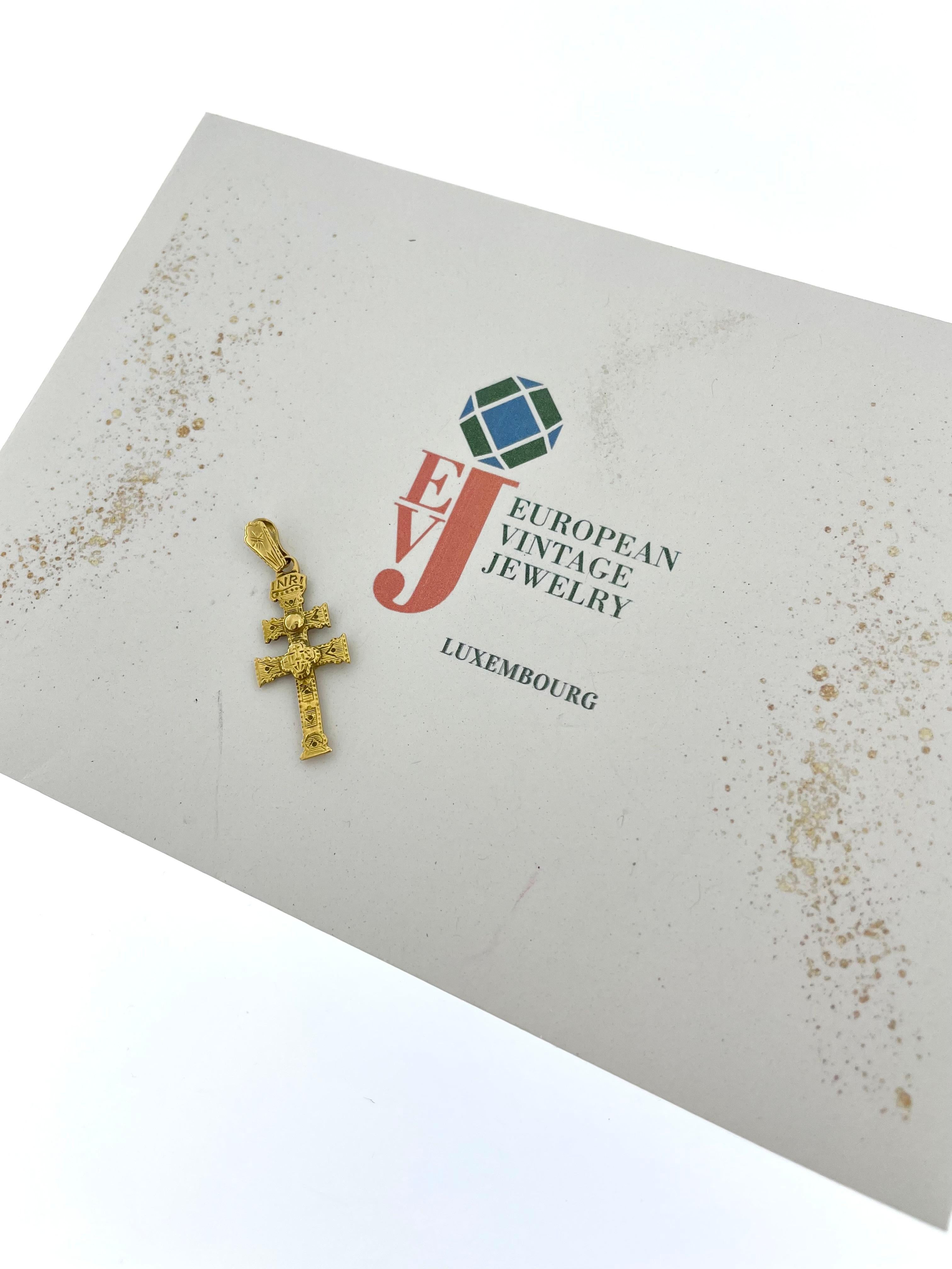 Croix ancienne de Caravaca en or jaune 18 carats en vente 2