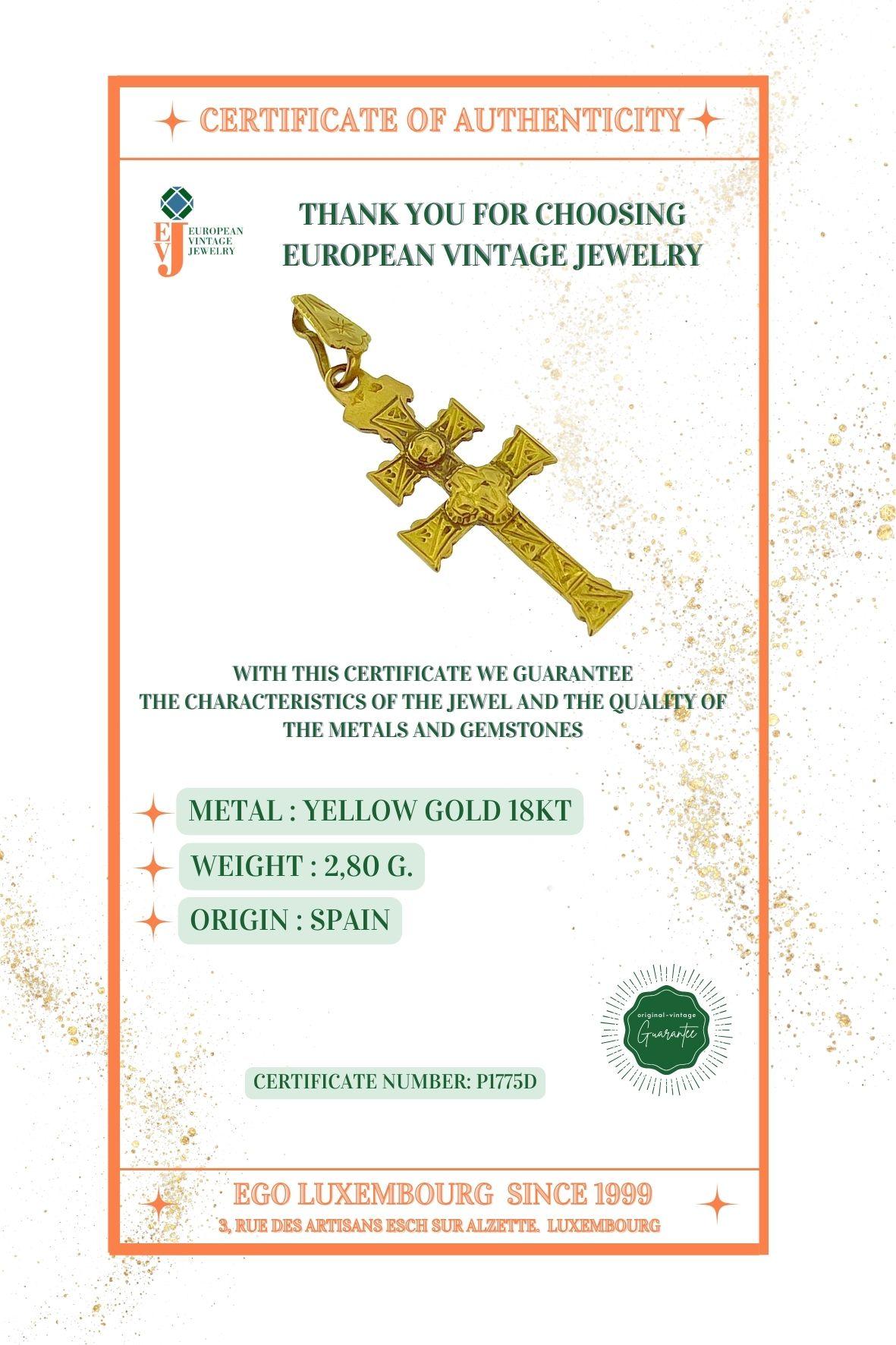 Croix ancienne de Caravaca en or jaune 18 carats en vente 3