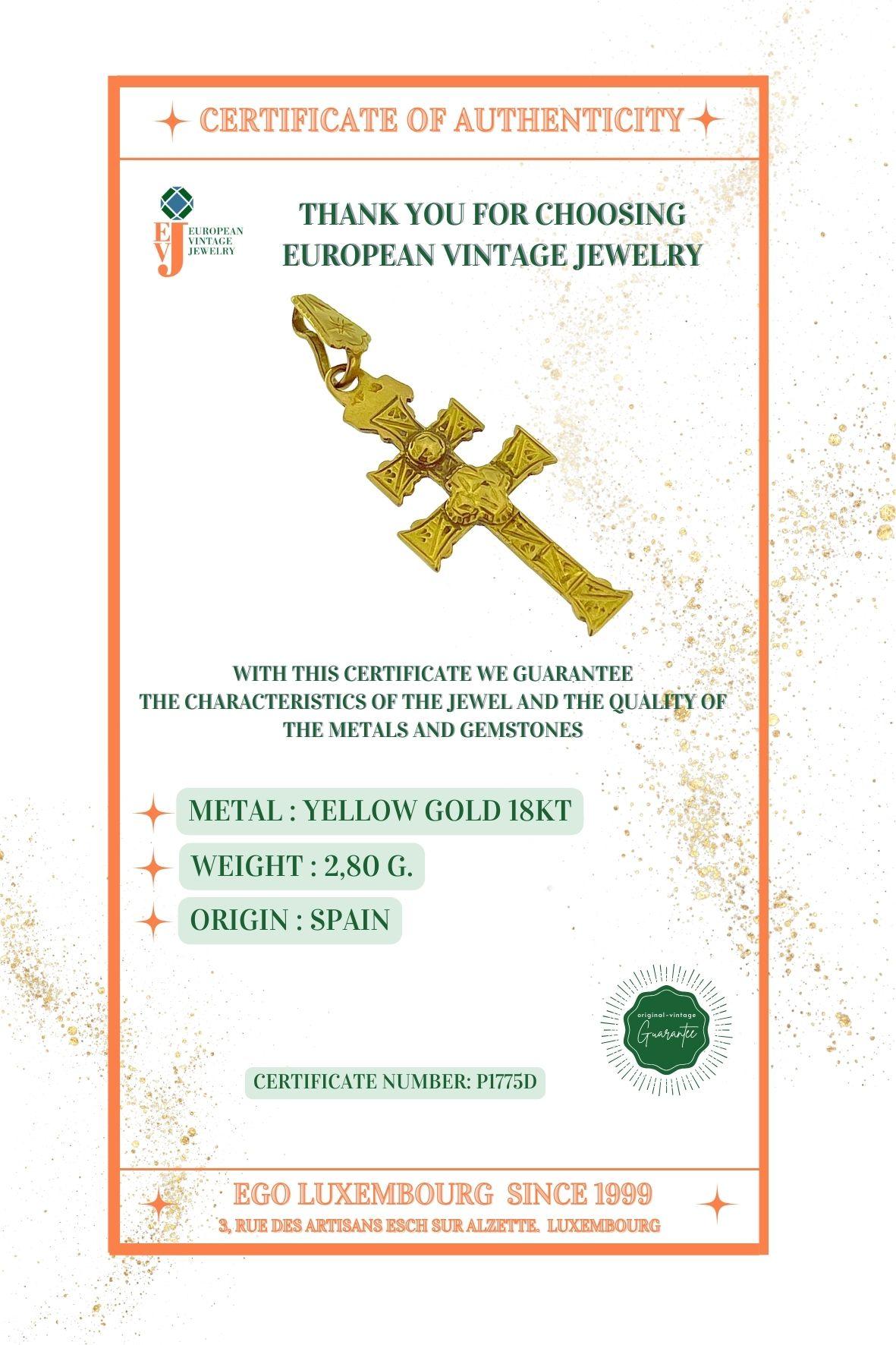 Antique Caravaca Cross 18 karat Yellow Gold For Sale 3