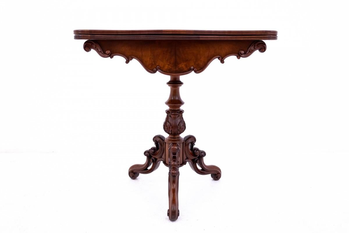 Table à cartes ancienne du 19e siècle.

Le mobilier est en très bon état, après une rénovation professionnelle.

Dimensions : hauteur 79 cm / largeur 84 cm / profondeur 42-84 cm