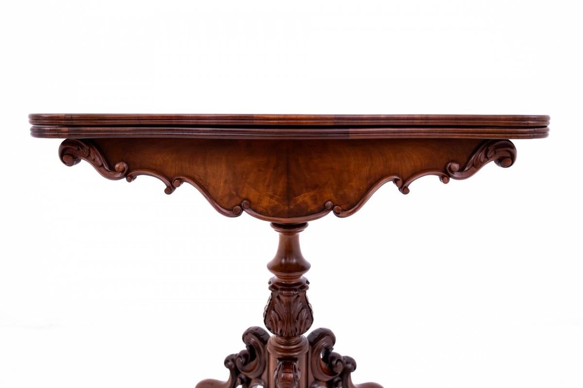 Table à cartes ancienne datant d'environ 1870. Après la rénovation. en vente 2