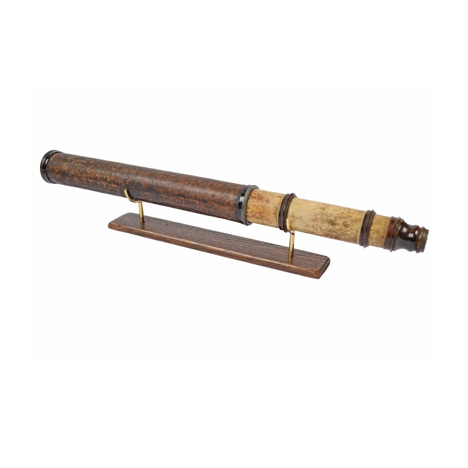 Antique cardboard telescope with bone lenses holder, focusing with 3 extensions, French manufacture of the end of the 18th century. Good condition. Maximum extension cm 72 - inches 28.34, minimum cm 31 - inches 12.20, focal diameter cm 2 - inches