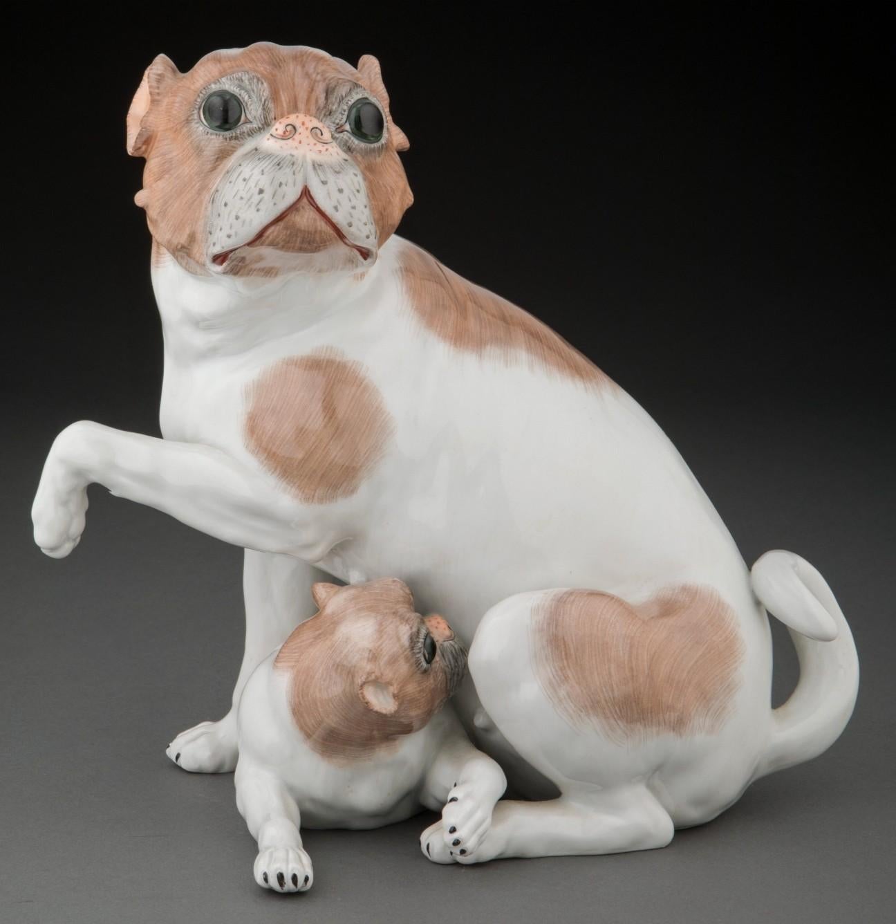 Eine schöne antike Dresdener Porzellan Mops Hunde Figurengruppe entworfen von Carl Thieme von Potschappel, Sachsen, Deutschland. Außergewöhnliche Porzellanplastik aus dem frühen 20. Jahrhundert, die eine Mopsmutter mit säugendem Welpen darstellt.