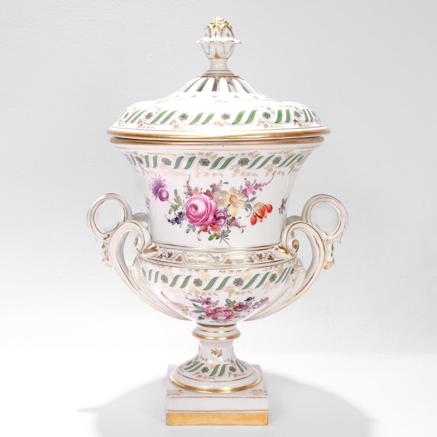 Une belle urne couverte de style Dresde.

Par Carl Thieme / Manufacture de porcelaine de Potschappel.

En forme d'urne de Campagna, avec des poignées jumelles à enroulement et un couvercle percé avec un fleuron en forme d'artichaut stylisé.

Décorée