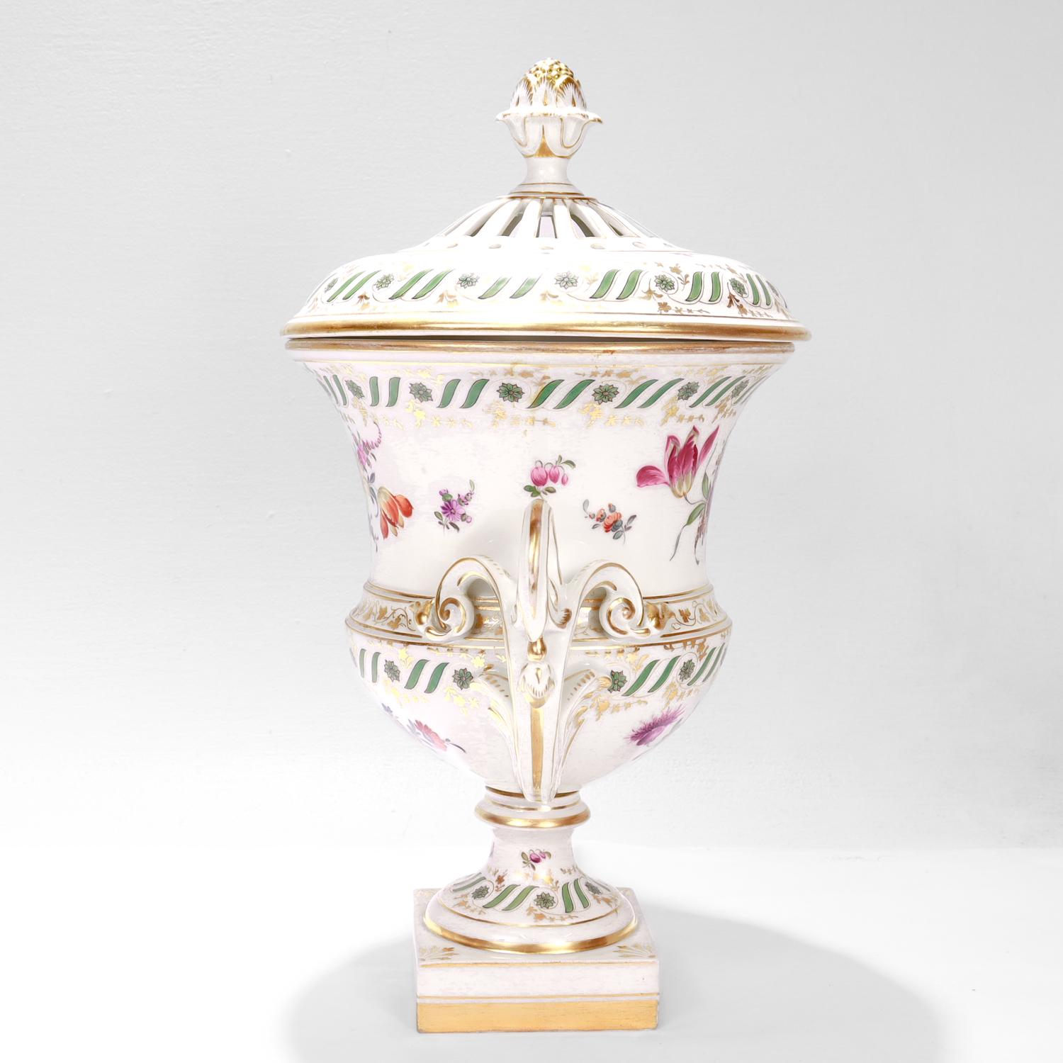 Rococo Ancienne urne recouverte de porcelaine allemande de style Dresde Carl Thieme Potschappel en vente