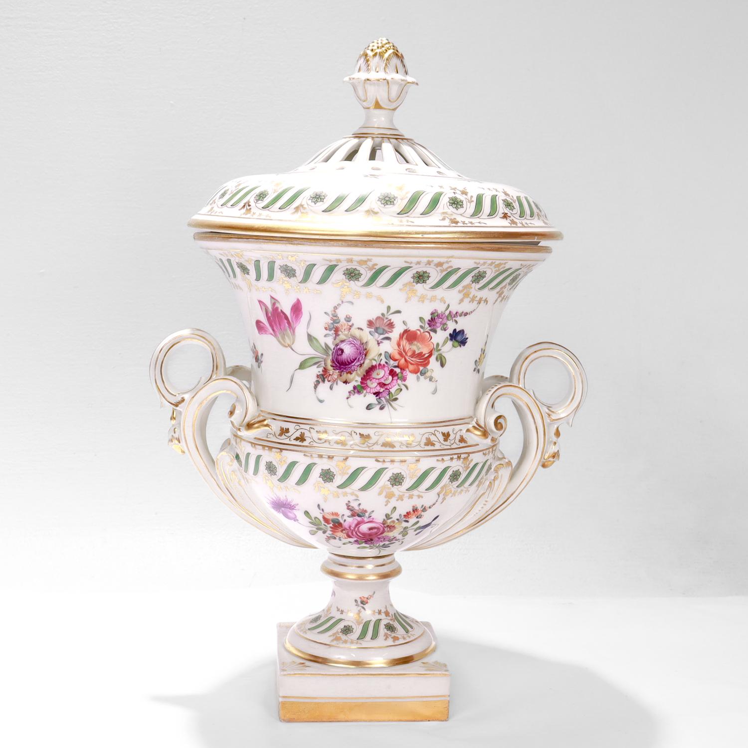 Allemand Ancienne urne recouverte de porcelaine allemande de style Dresde Carl Thieme Potschappel en vente