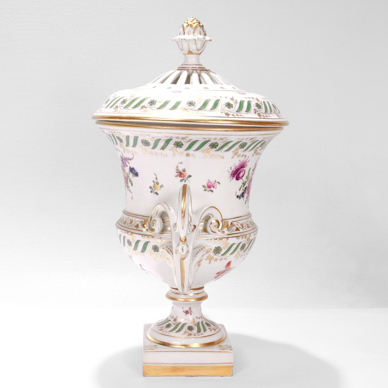Peint Ancienne urne recouverte de porcelaine allemande de style Dresde Carl Thieme Potschappel en vente