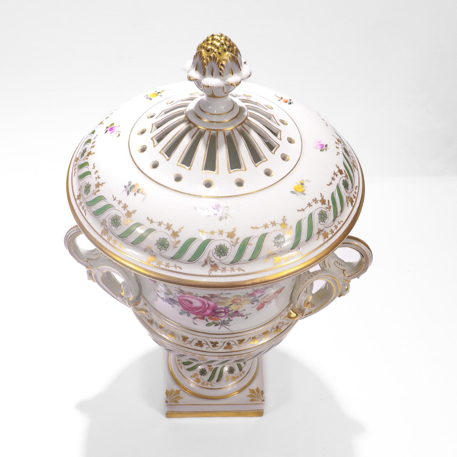 Ancienne urne recouverte de porcelaine allemande de style Dresde Carl Thieme Potschappel Bon état - En vente à Philadelphia, PA