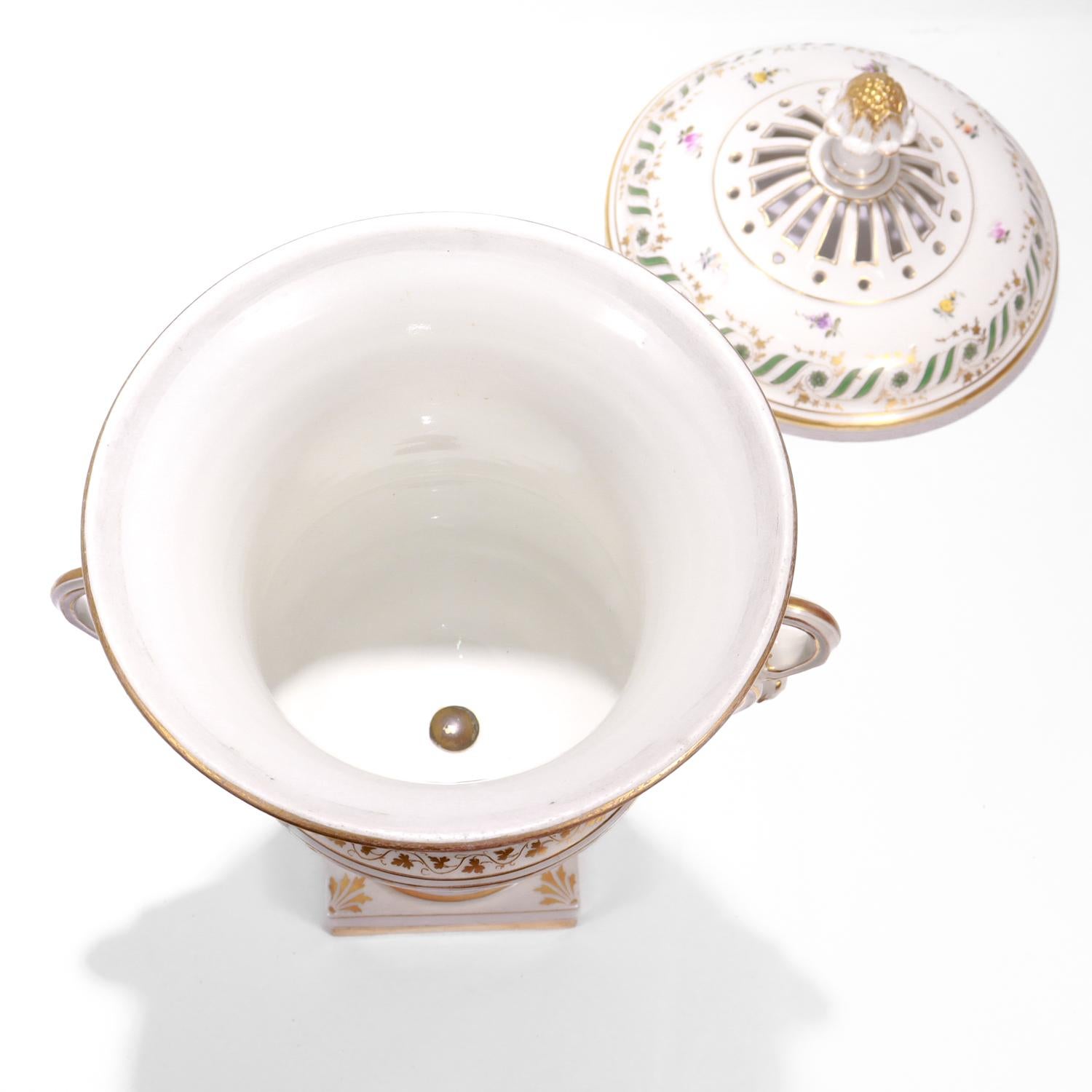 Porcelaine Ancienne urne recouverte de porcelaine allemande de style Dresde Carl Thieme Potschappel en vente