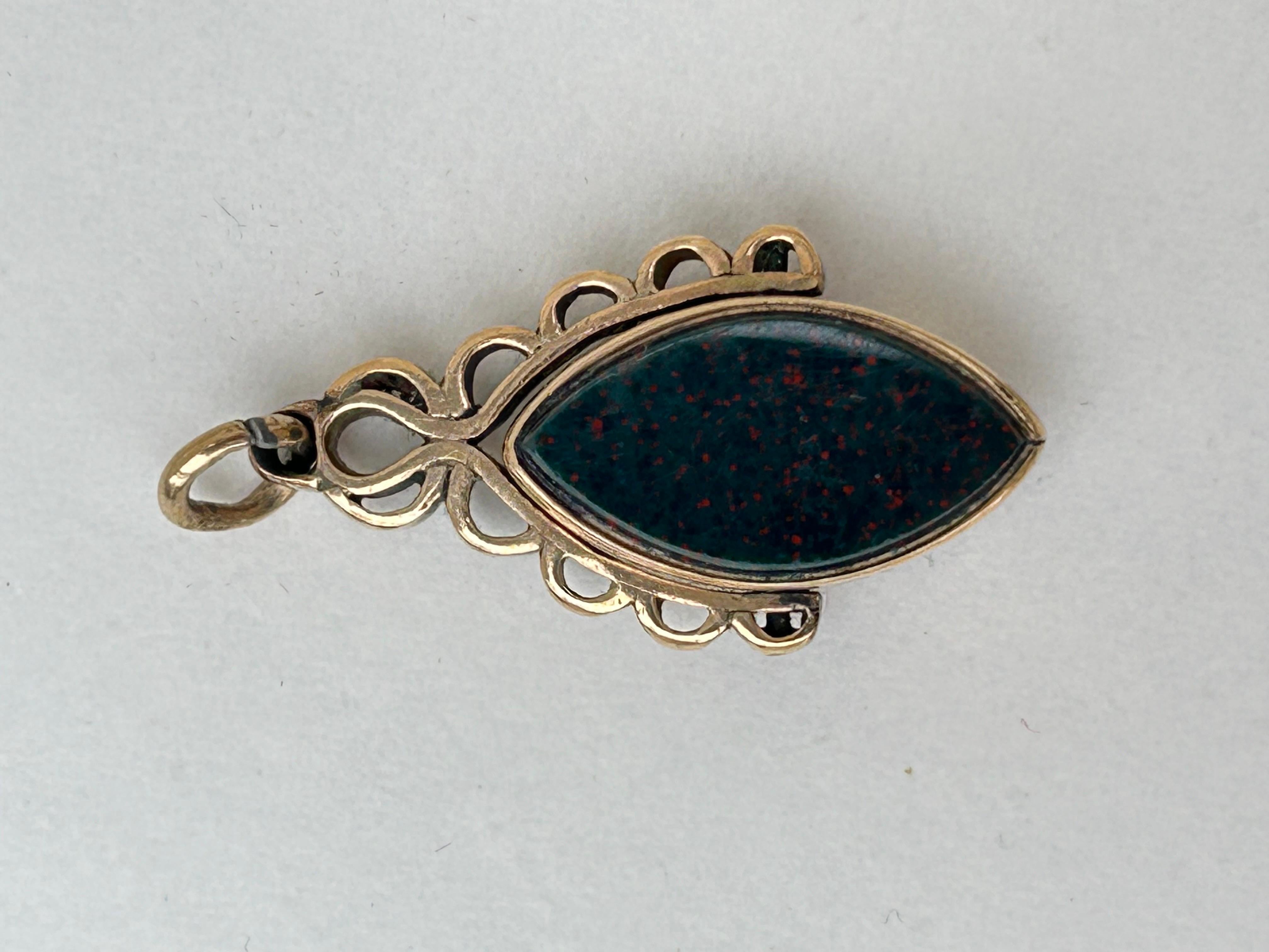 Antique Carnelian and Bloodstone 9ct Yellow Gold Spinning Fob Pendant 

wonderful chunky spinning fob! 

The item comes without the box in the photos but will be presented in a gembank1973 gift box
 
Measurements: Weight 7.09g, length 33mm, width