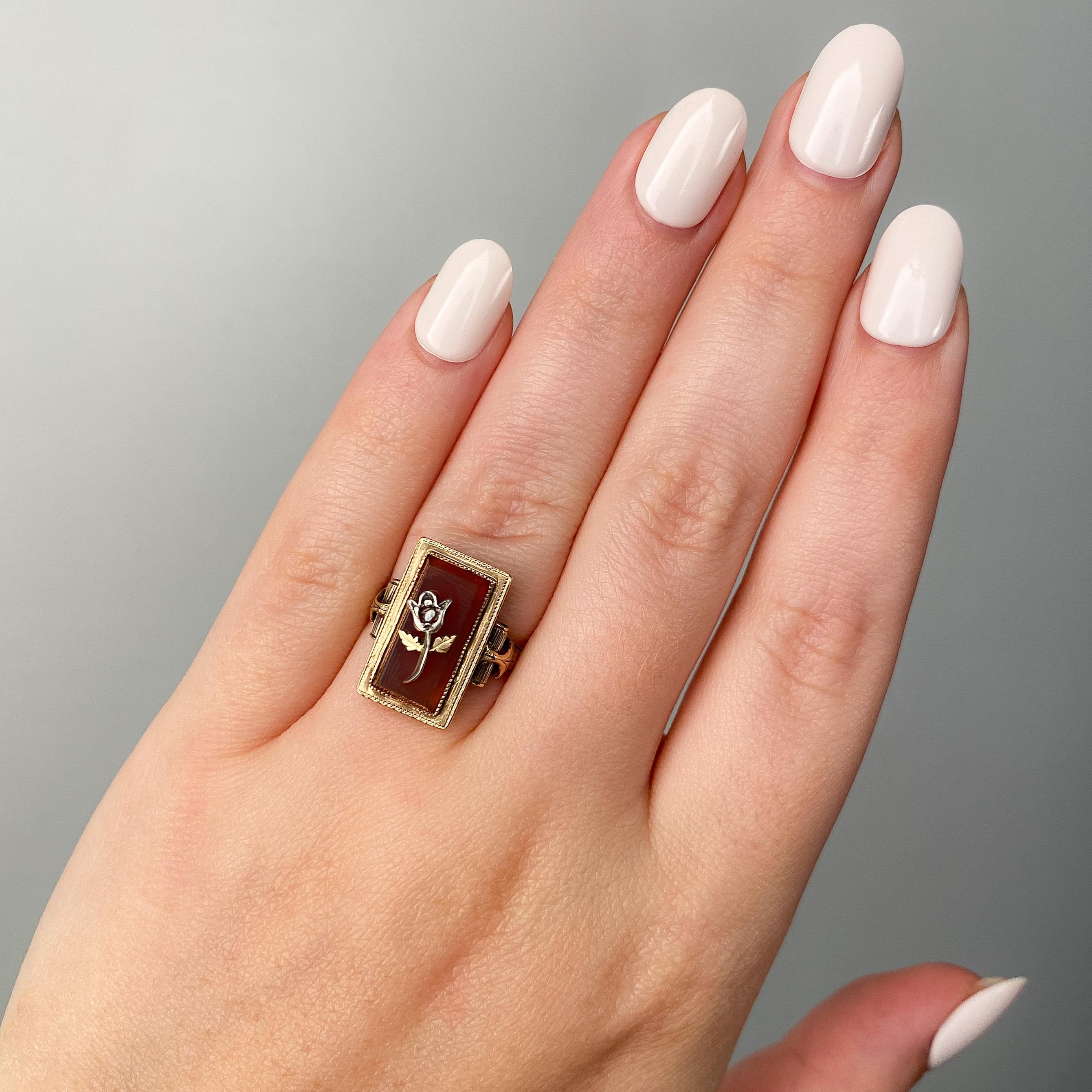 Bague ancienne en or 14k avec fleur en cornaline et diamant Bon état - En vente à Lewisburg, PA