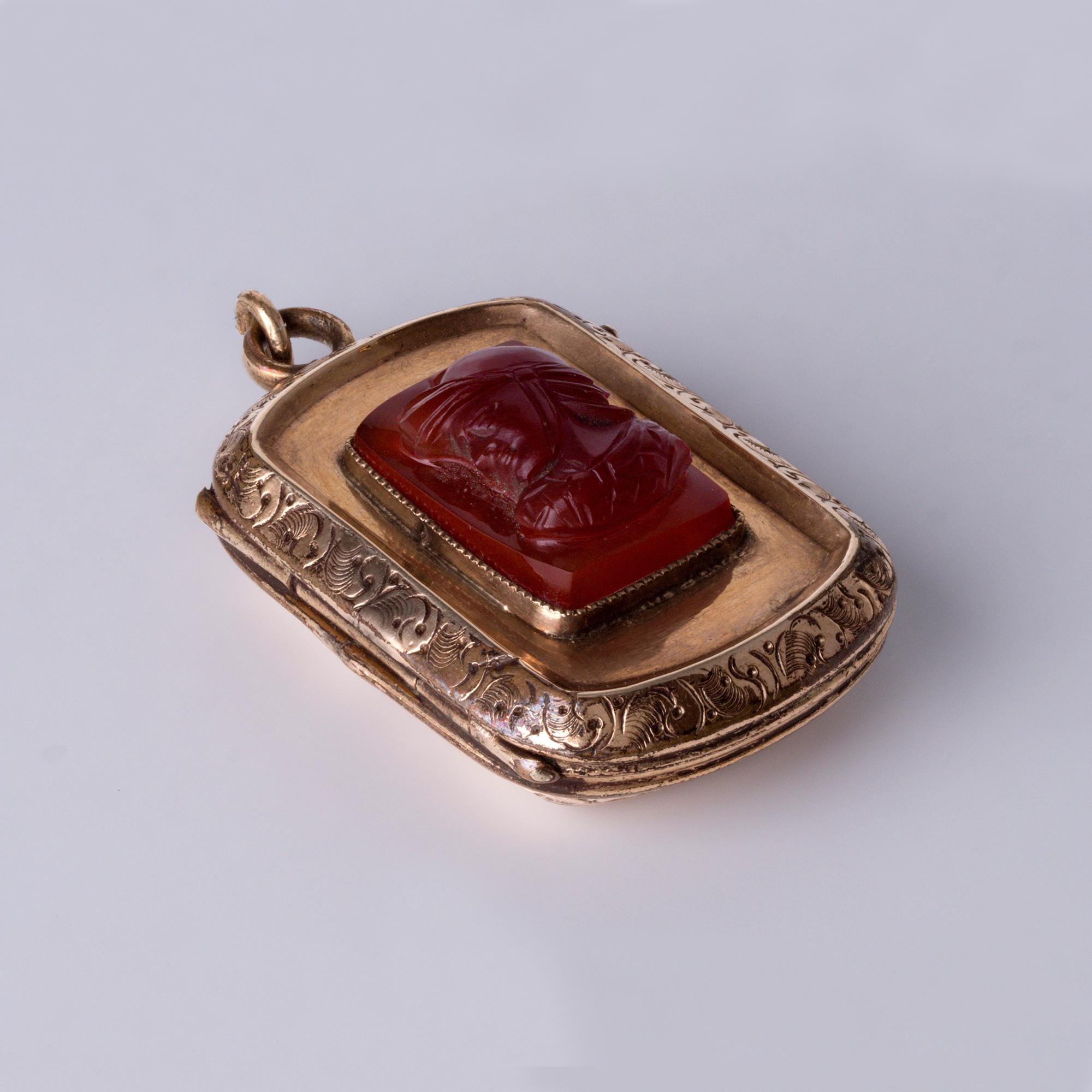 Antiguo Relicario Camafeo de Piedra Dura Cornalina - Oro Rosa de 14K, Circa 1880s

Este antiguo medallón, un raro y exquisito ejemplo de artesanía victoriana, presenta un camafeo de cornalina finamente tallado a mano que representa a un soldado con