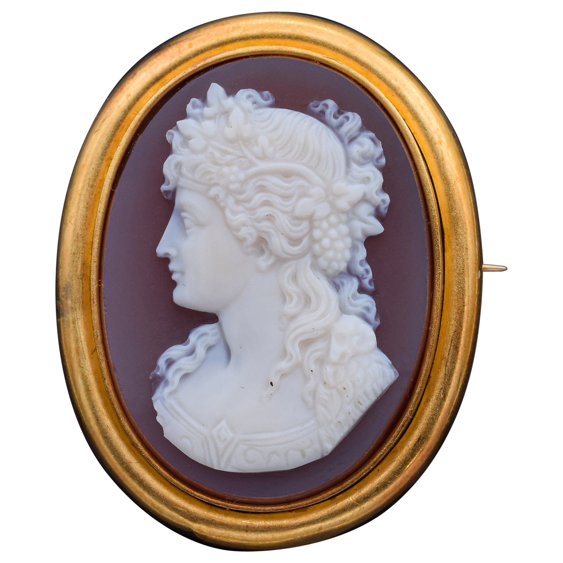 Broche ovale ancienne camée en or jaune et cornaline