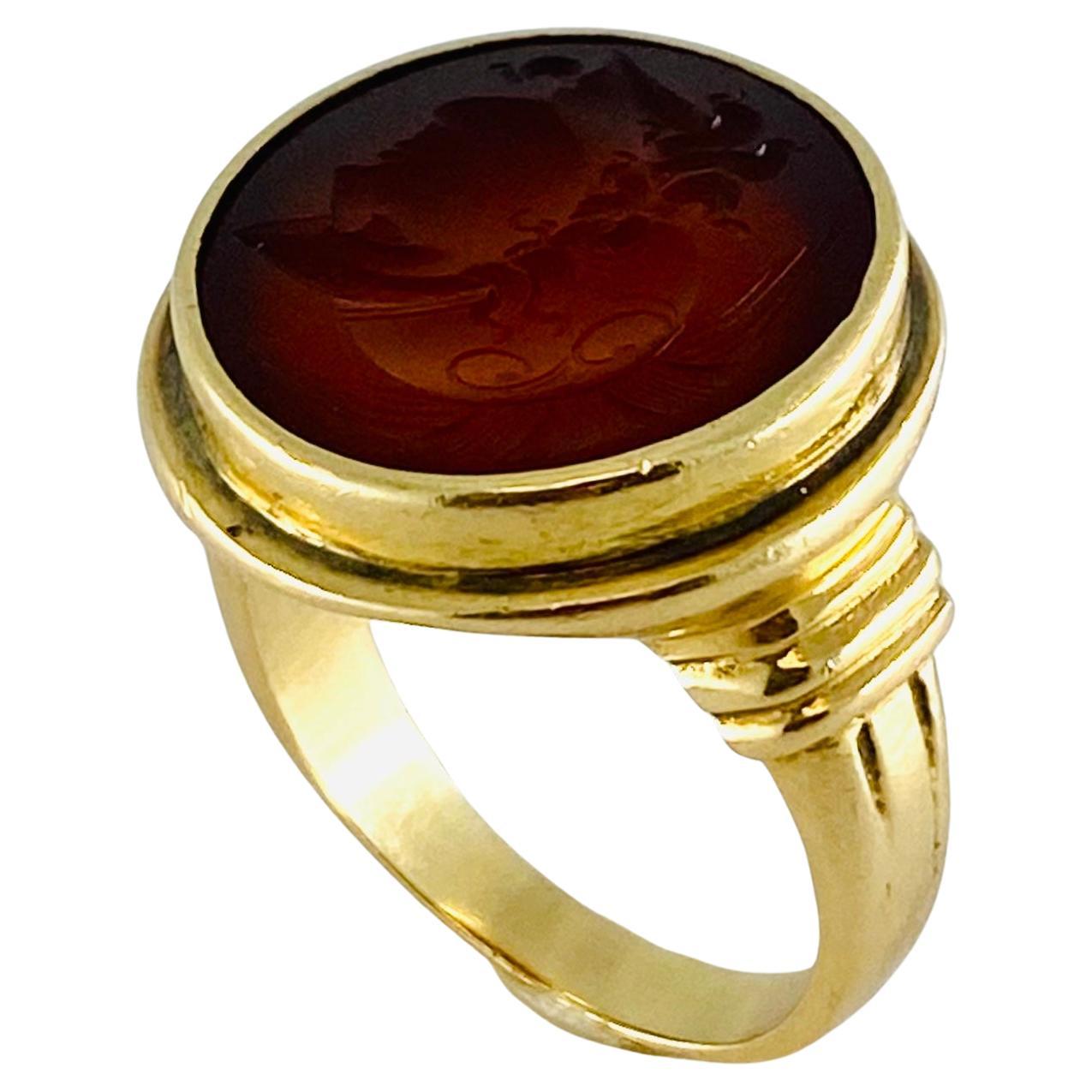 Anillo de sello antiguo de cornalina calada en oro de 14k