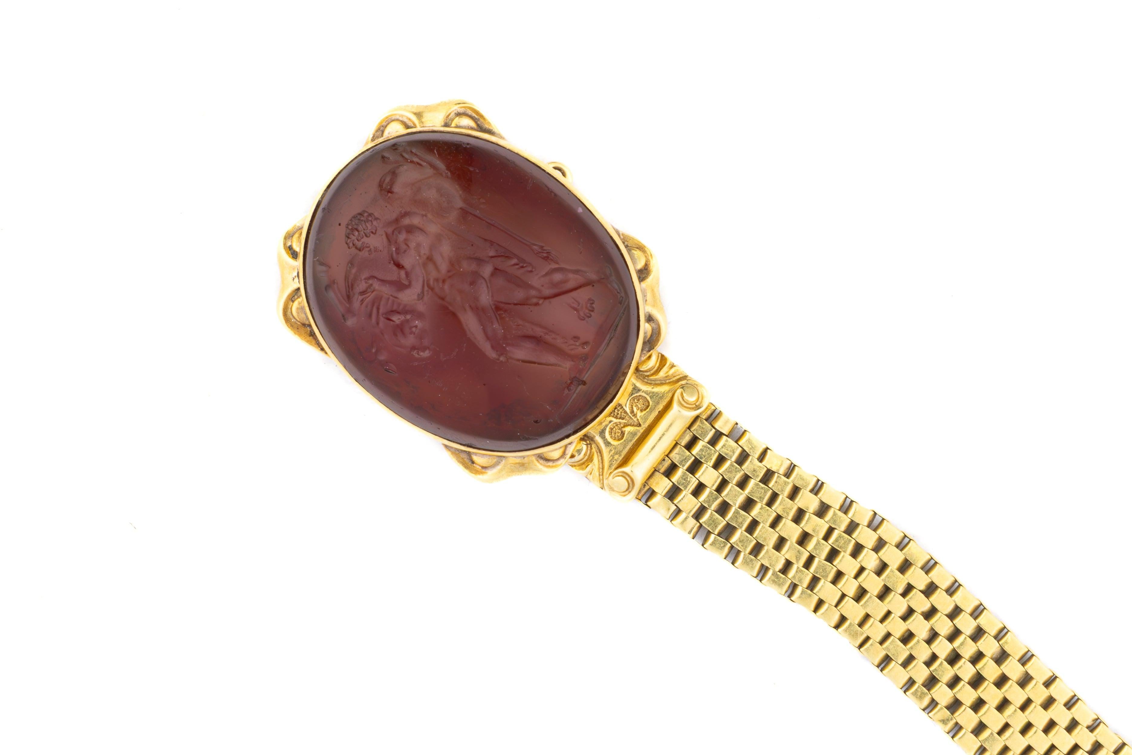 Pulsera antigua de malla calada de cornalina

Extraordinario brazalete antiguo con una calcografía de cornalina de ricos matices que representa una escena clásica, probablemente mitológica, enmarcada en un engaste de oro amarillo de 18 quilates