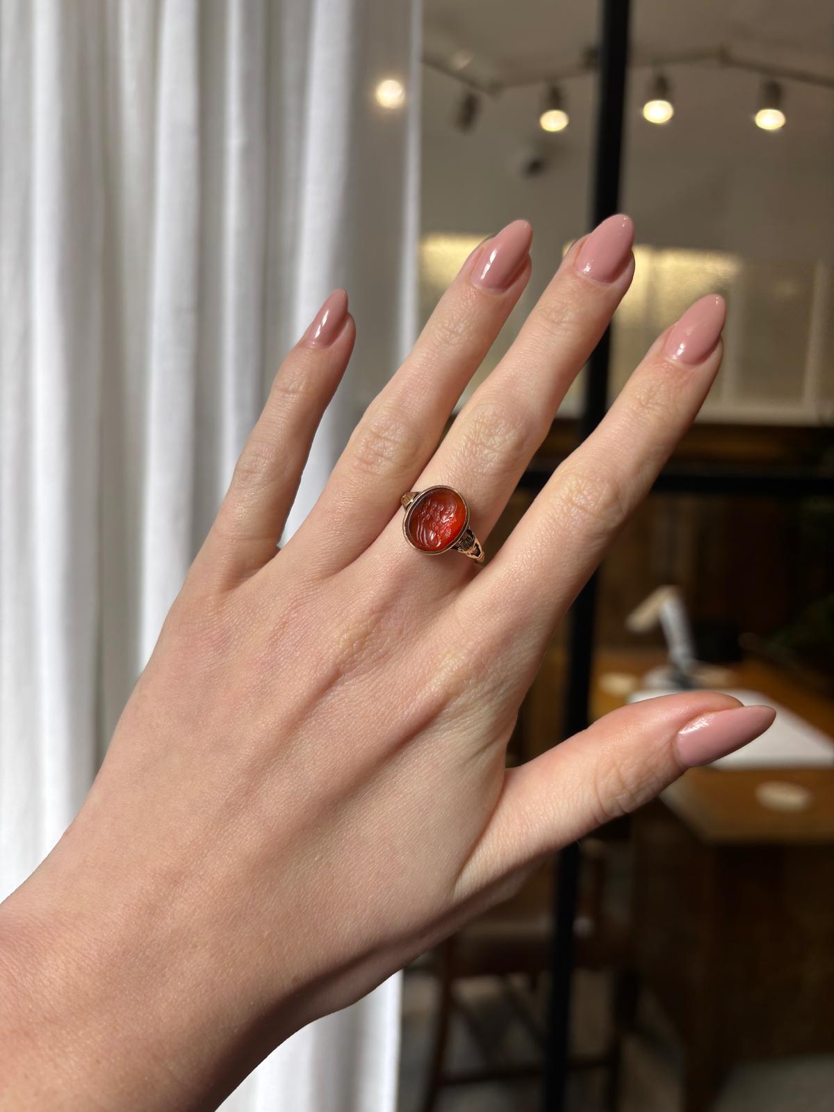 Antique Carnelian Intaglio Signet Ring in Yellow Gold In Good Condition For Sale In London, GB
