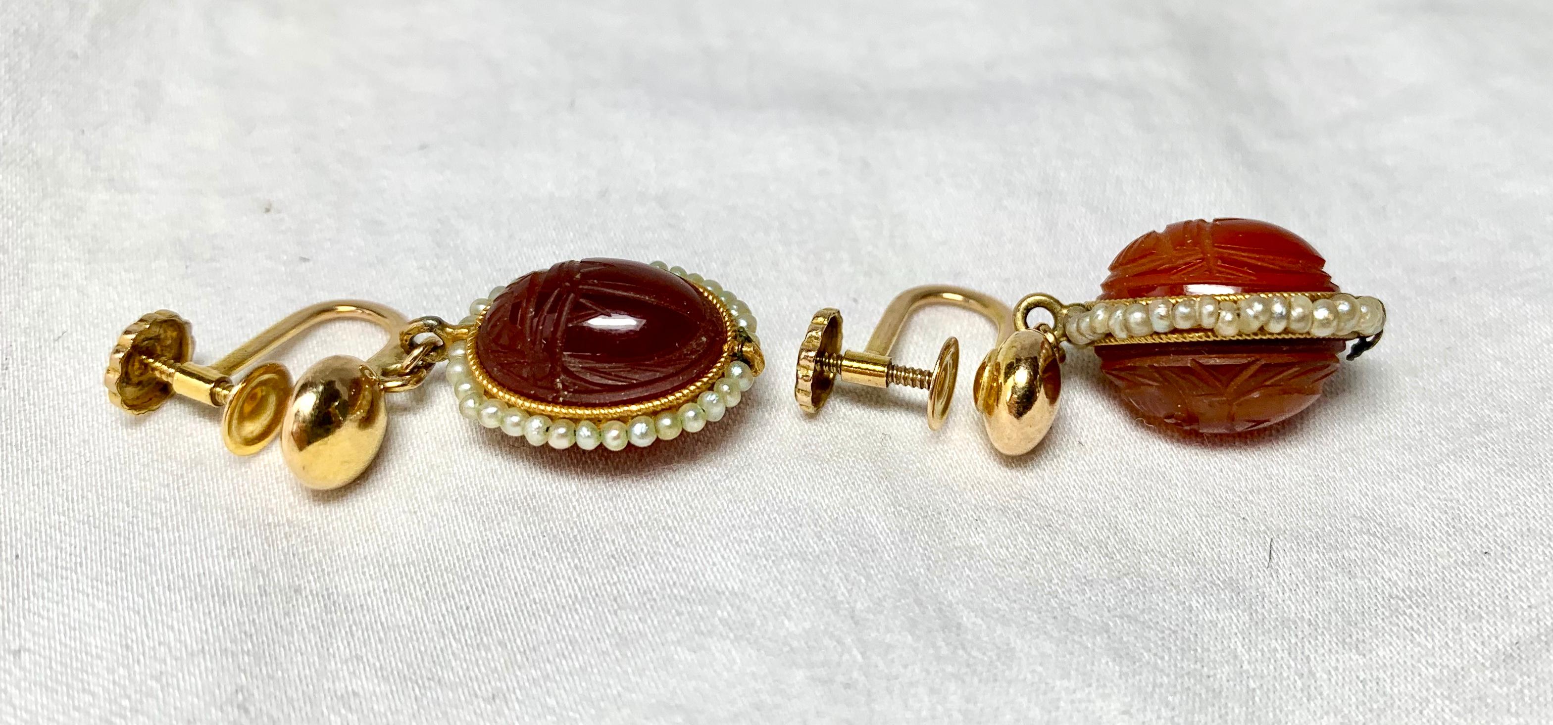 Boucles d'oreilles anciennes en forme de scarabée en cornaline avec perles en or de style néo-égyptien Bon état - En vente à New York, NY