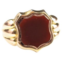 Bague sigillaire ancienne en or 9 carats et cornaline en forme de bouclier