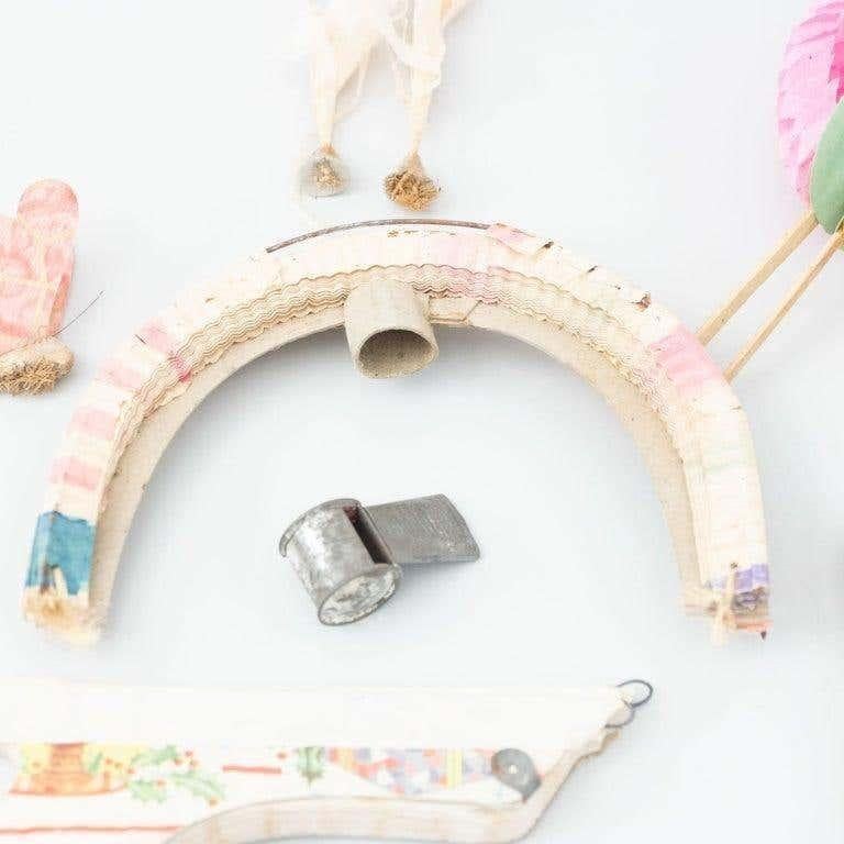 Boîte de fête de carnaval antique avec Objects for Objects, circa 1940 en vente 5