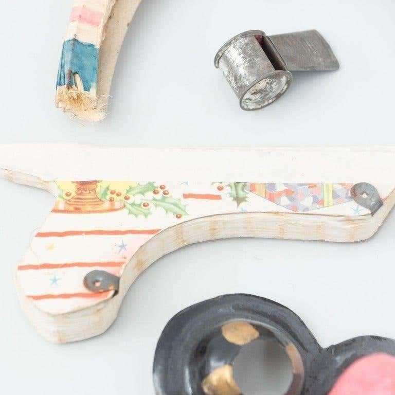 Boîte de fête de carnaval antique avec Objects for Objects, circa 1940 en vente 7