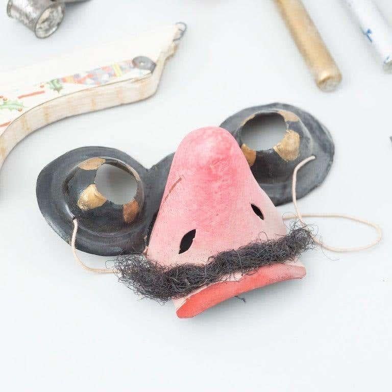 Milieu du XXe siècle Boîte de fête de carnaval antique avec Objects for Objects, circa 1940 en vente