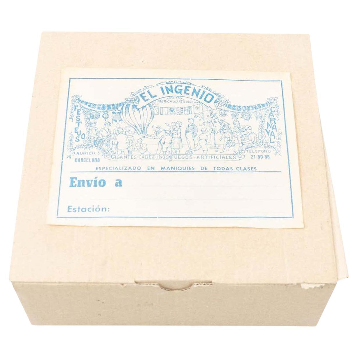 Caja antigua para fiestas de carnaval con objetos originales, hacia 1940
