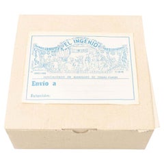 Caja antigua para fiestas de carnaval con objetos originales, hacia 1940