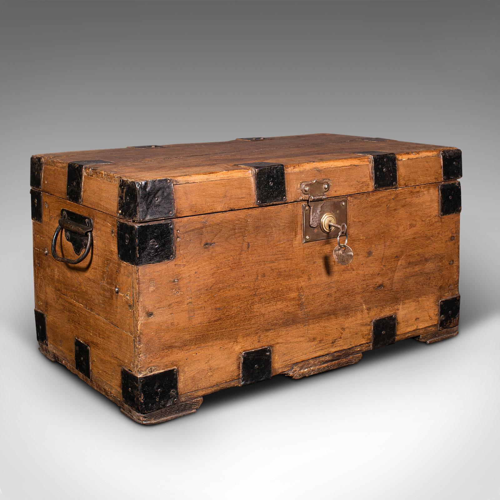 Il s'agit d'un ancien coffre de menuisier. Coffre à outils en pin anglais, datant de la période victorienne, vers 1870.

Coffre d'artisan consciencieux avec de belles couleurs et une bonne résistance aux intempéries
Présente une patine