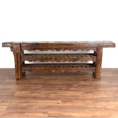 Ancienne table-console d'établi de menuisier avec porte-bouteilles de France