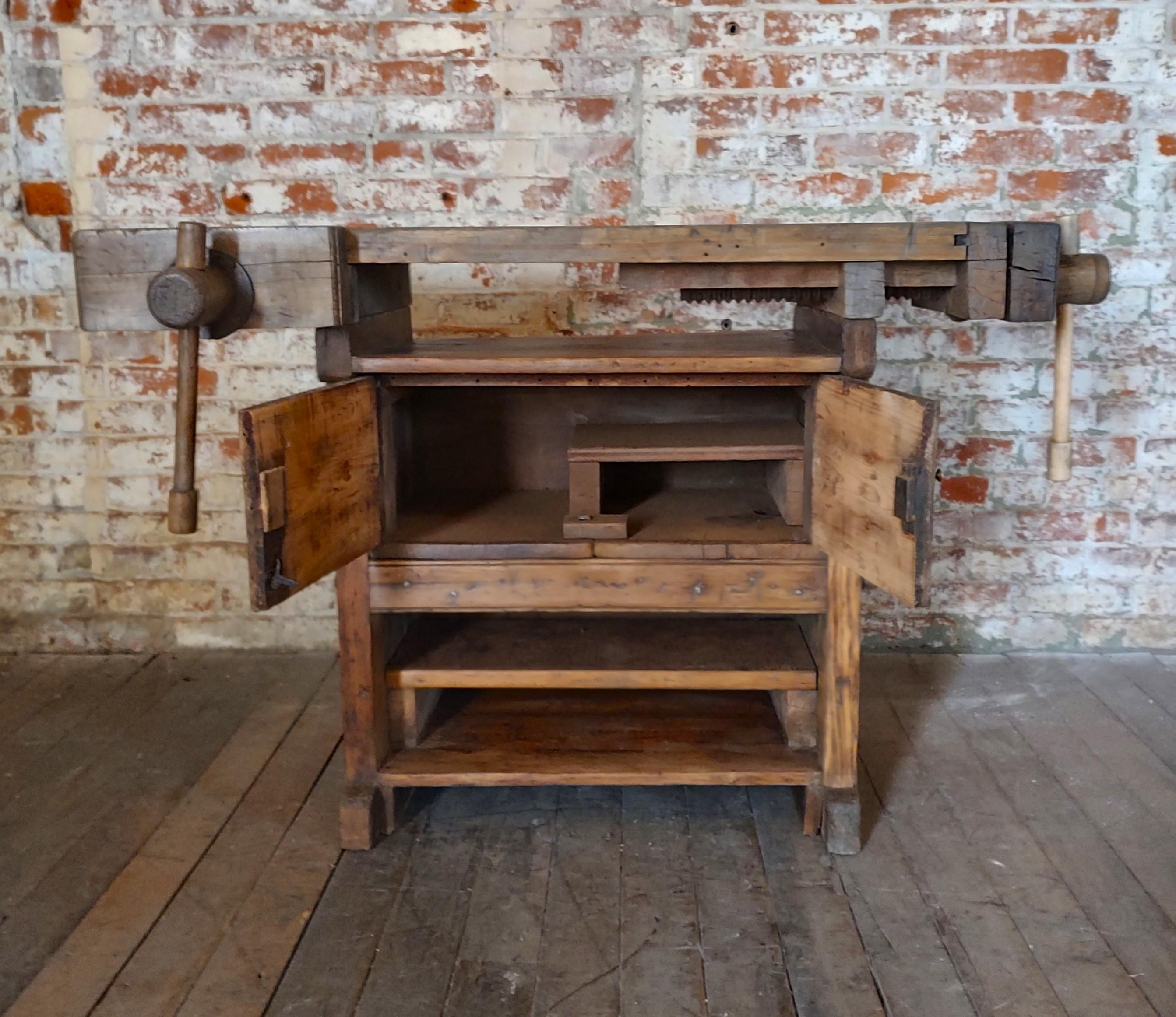 Antique Carpenter's Workbench In Good Condition In Oakville, CT