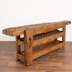 Ancienne table console rustique de menuisier avec porte-bouteilles de France cirque